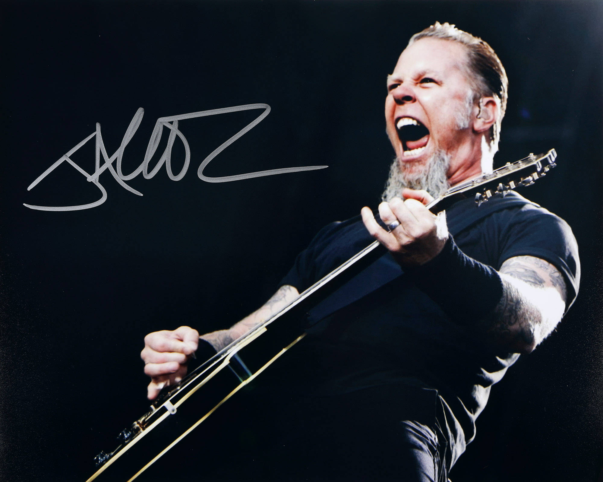 Fotografie ilustrându-l pe James Hetfield, solistul trupei Metallica, cu semnătura olografă a muzicianului, însoțită de certificatul de autenticitate