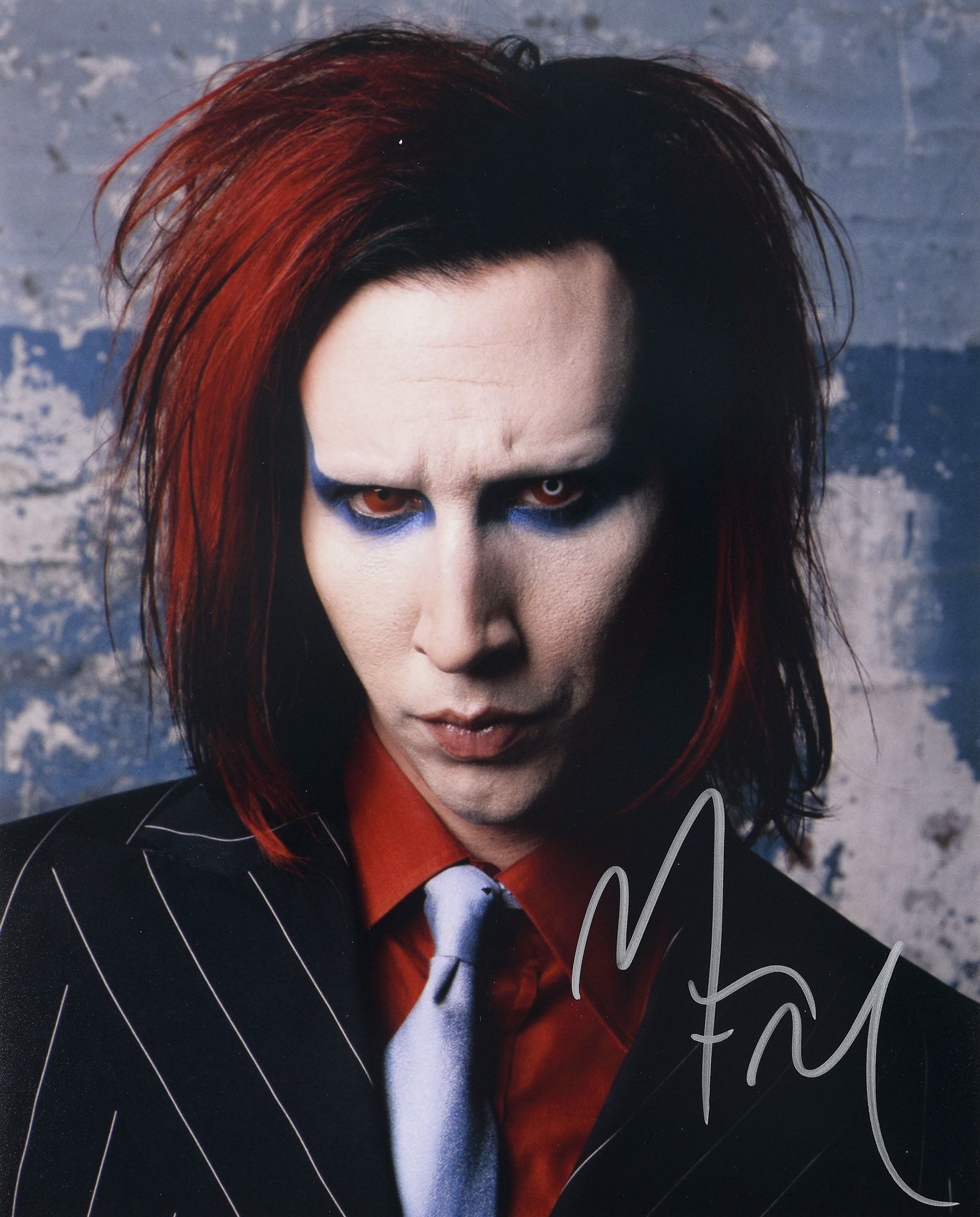 Fotografie ilustrându-l pe Marilyn Manson, cu semnătura olografă a muzicianului, însoțită de certificatul de autenticitate