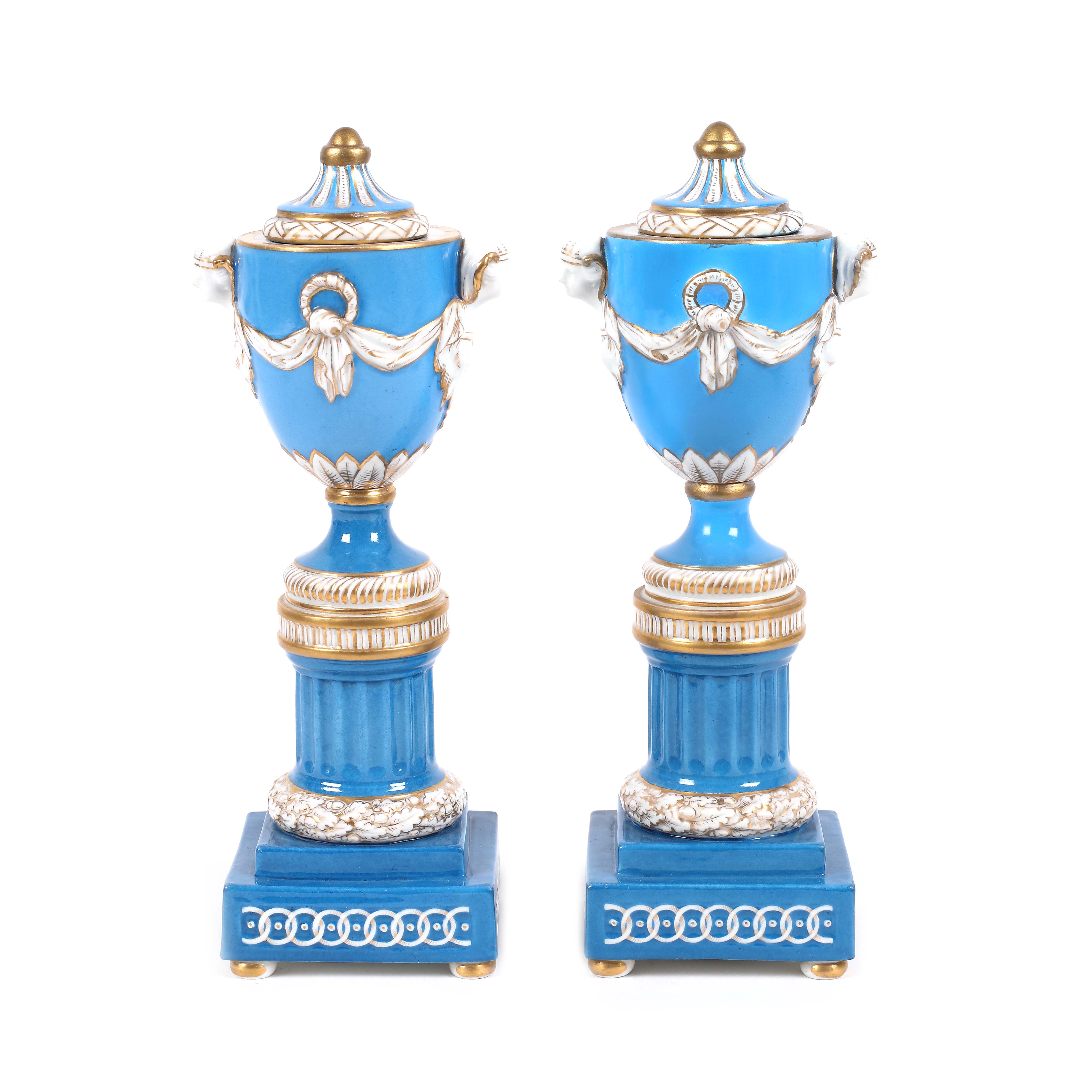 Pereche de urne KPM Berlin din porțelan, cu decor Neoclasic, cca. 1850