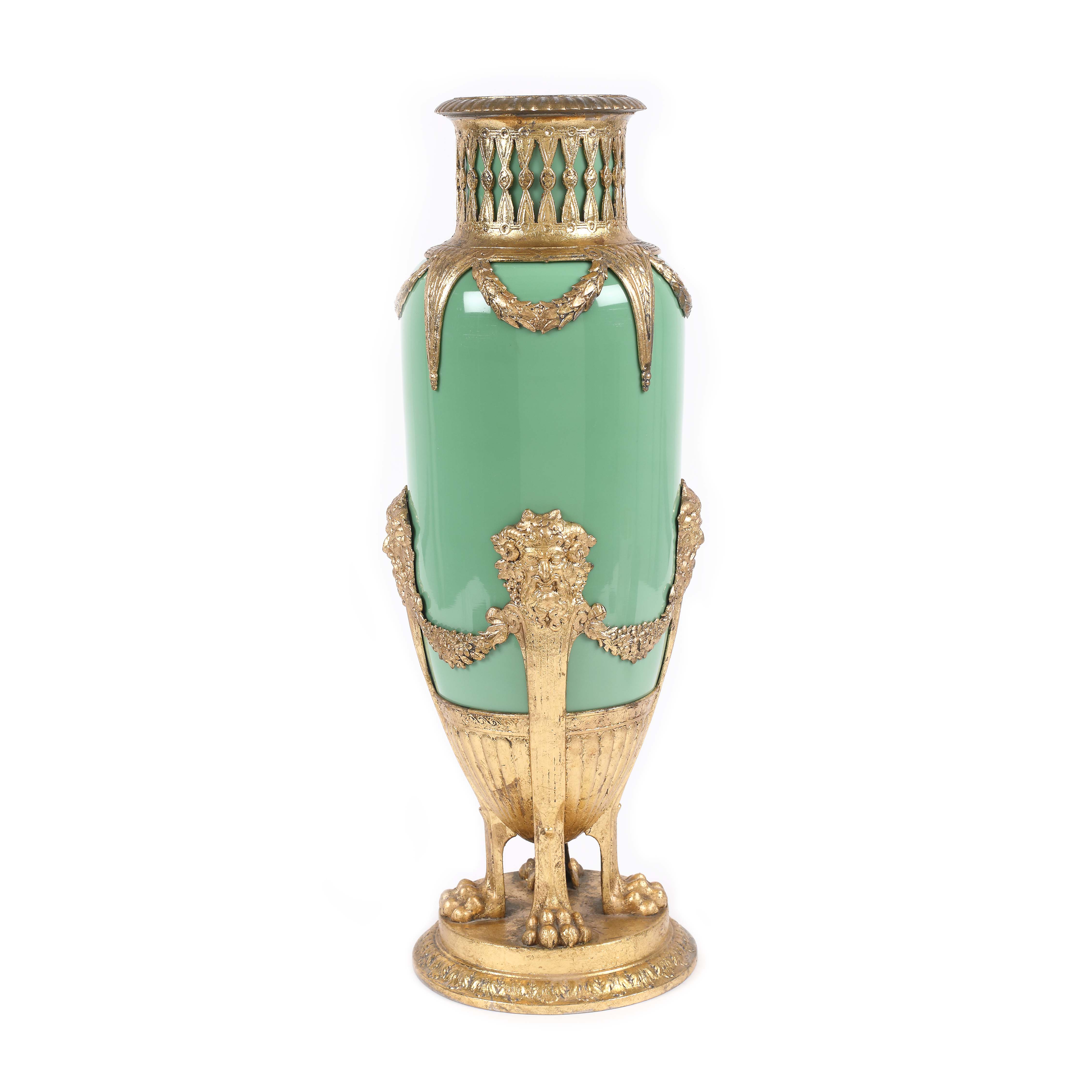 Impozant vas WMF din sticlă opalină și montură în stil Neoclasic, decorat cu ghirlande și capete de satiri, cca. 1910-1920