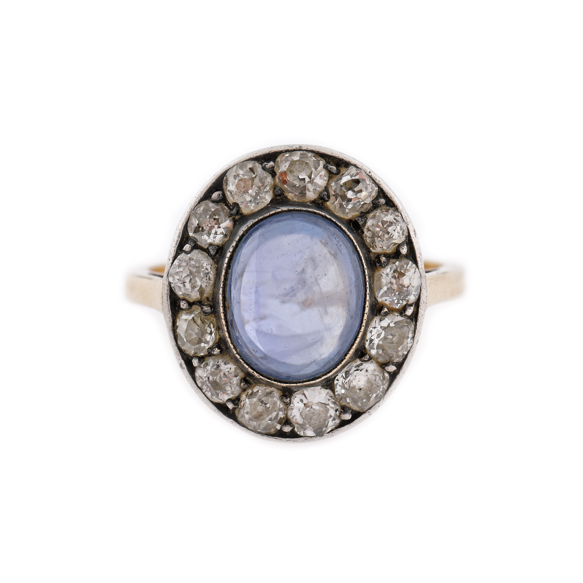Inel din aur și argint, decorat cu safir caboșon, anturat de diamante, cca. 1908-1926