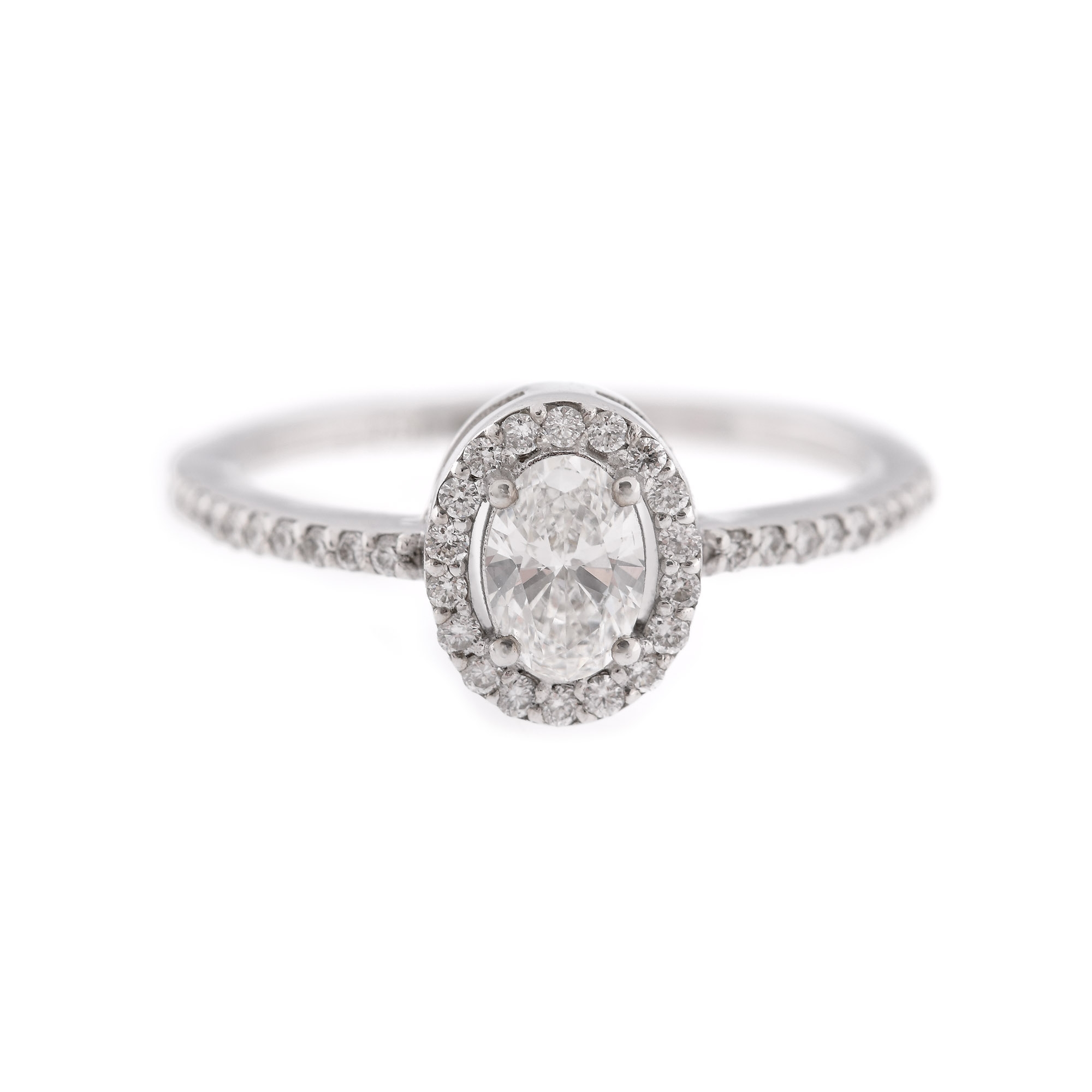 White gold ring, decorated with central diamond, surrounded by brilliants, GIA gemmological certificate