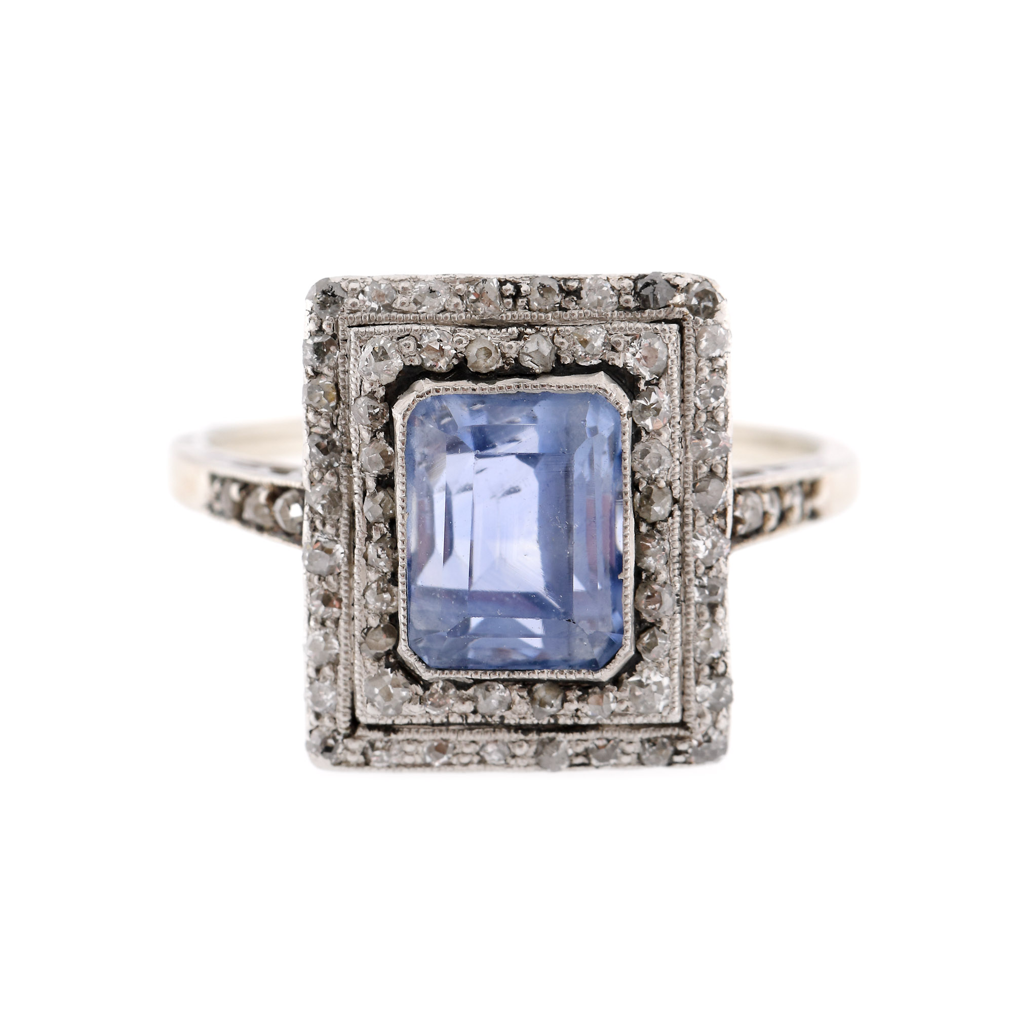 Inel din aur alb și platină, decorat cu safir Ceylon, încadrat de diamante