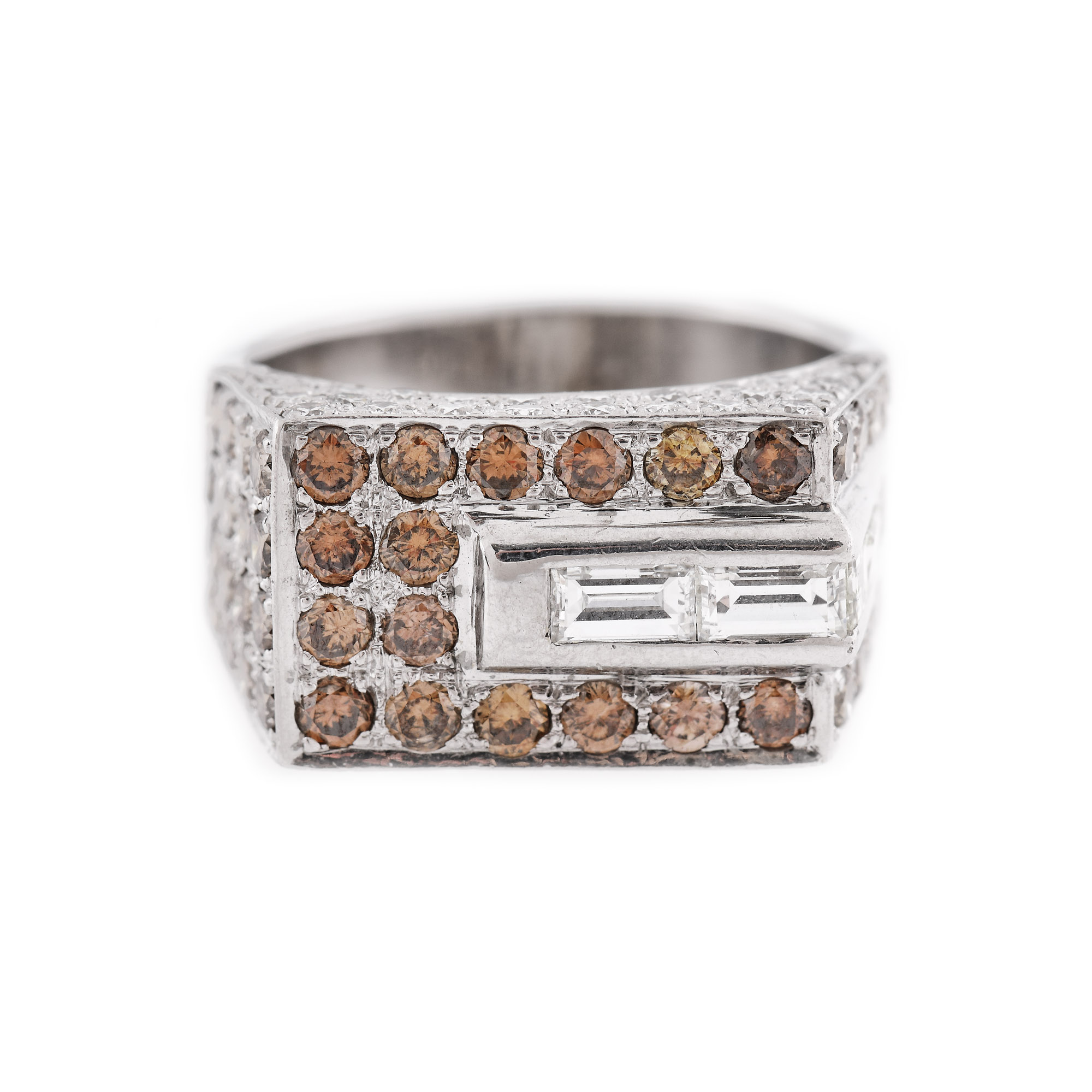 White gold ring, decorated with brown diamonds and baguette diamonds