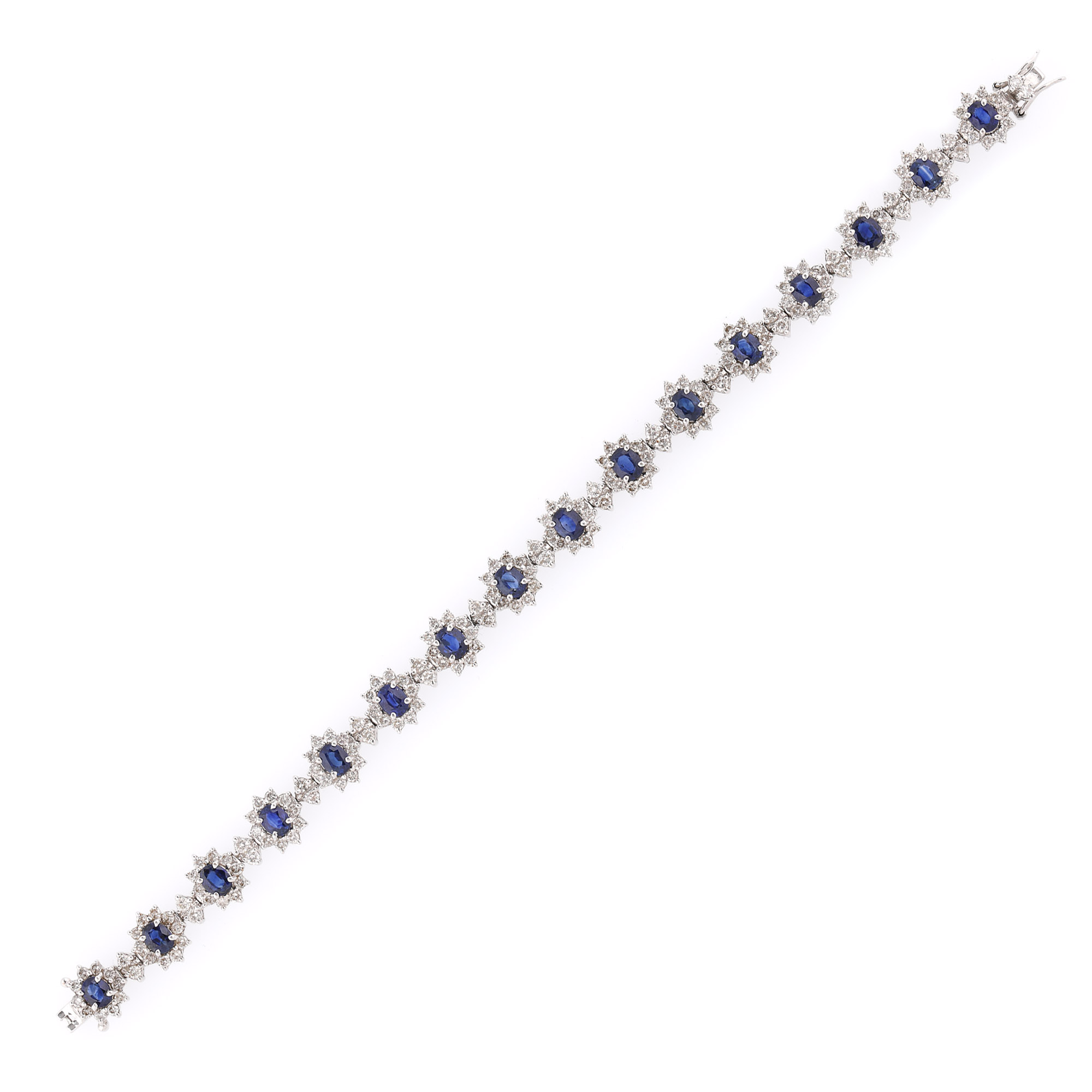 Elegantă brățară din aur alb, decorată cu safire și diamante