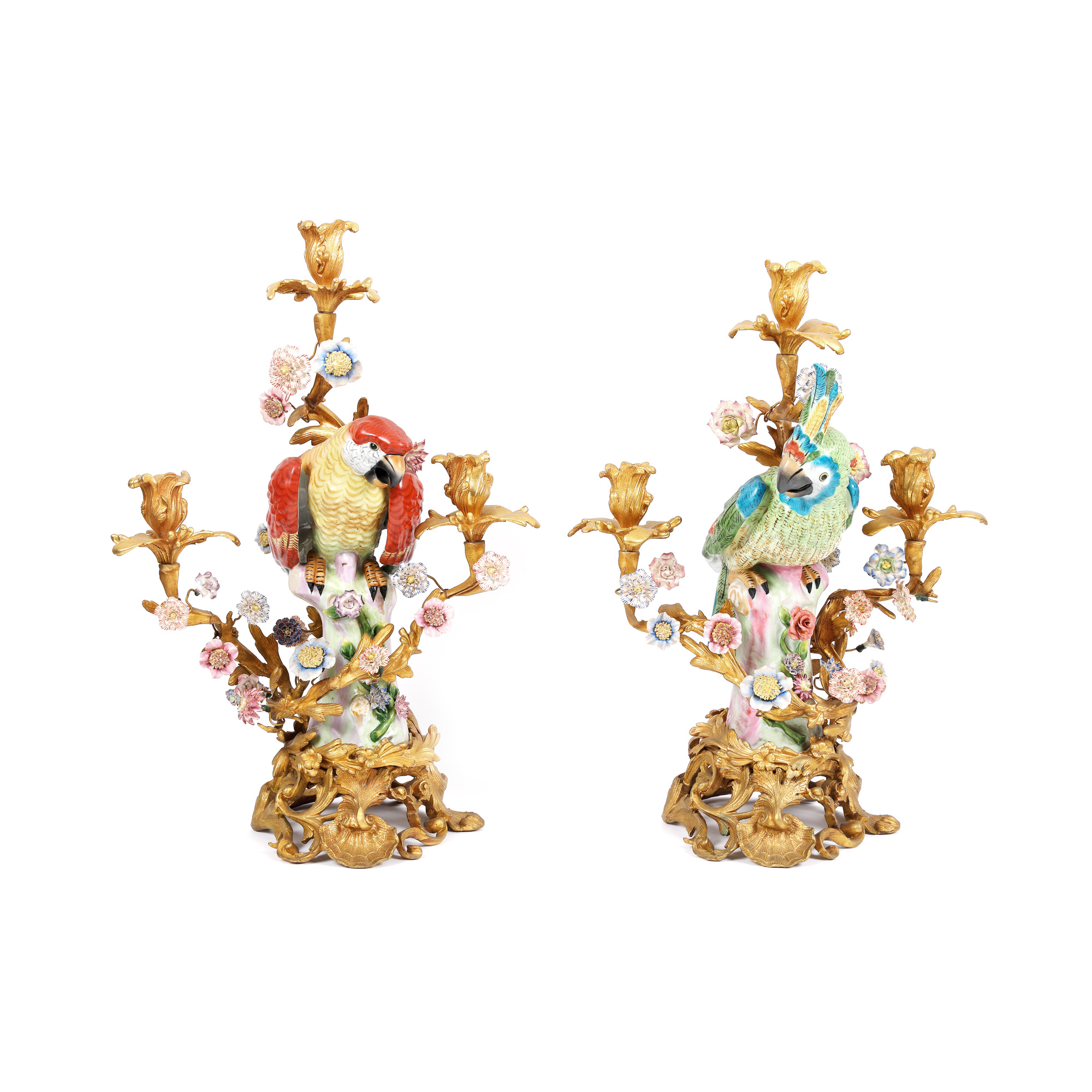 Pereche de sfeșnice din bronz în stil Louis XV, cu design în maniera lui Johann Joachim Kändler