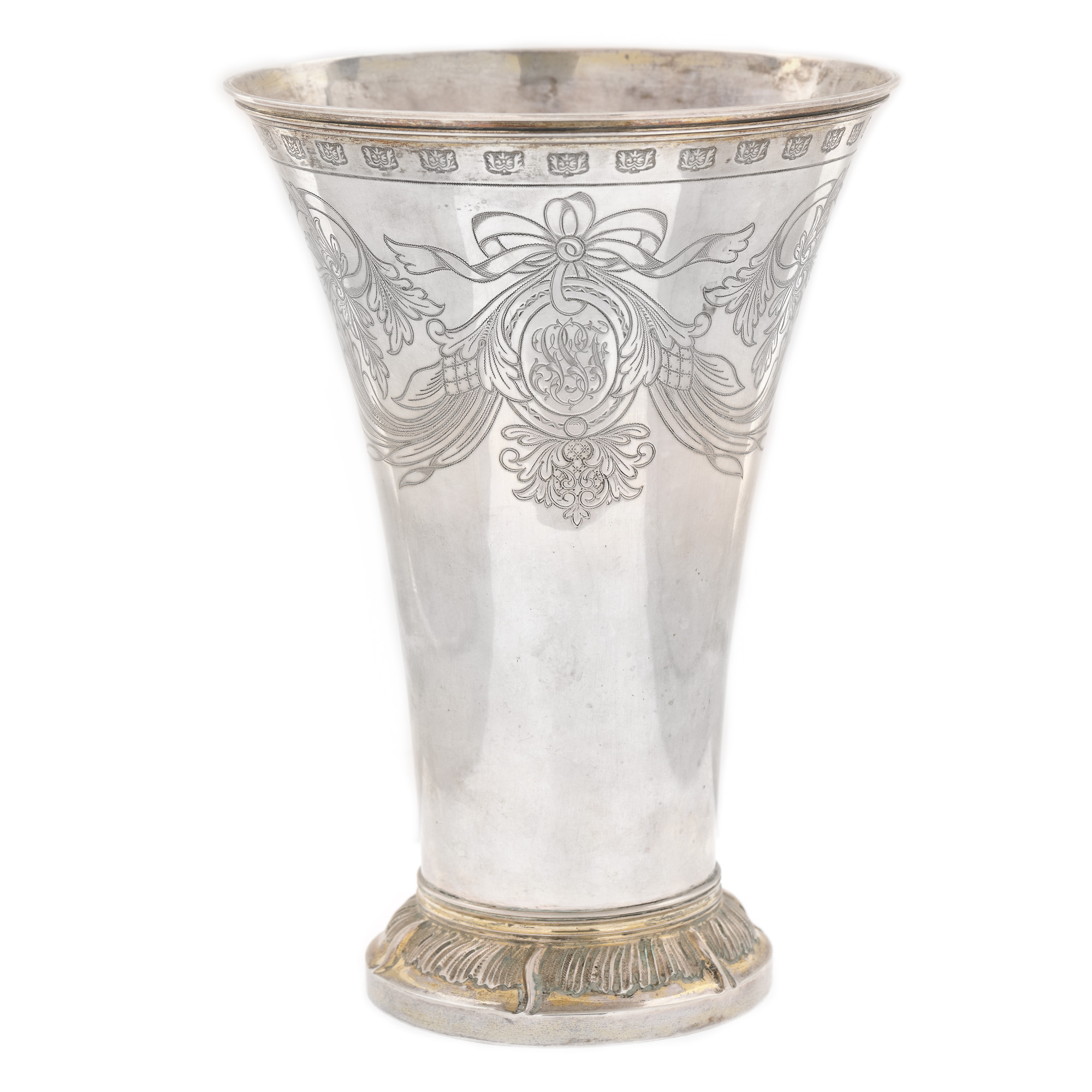 Vas decorativ din argint, meșter Gustav Mollenborg,  gravat cu monogramă și rubane, 1896