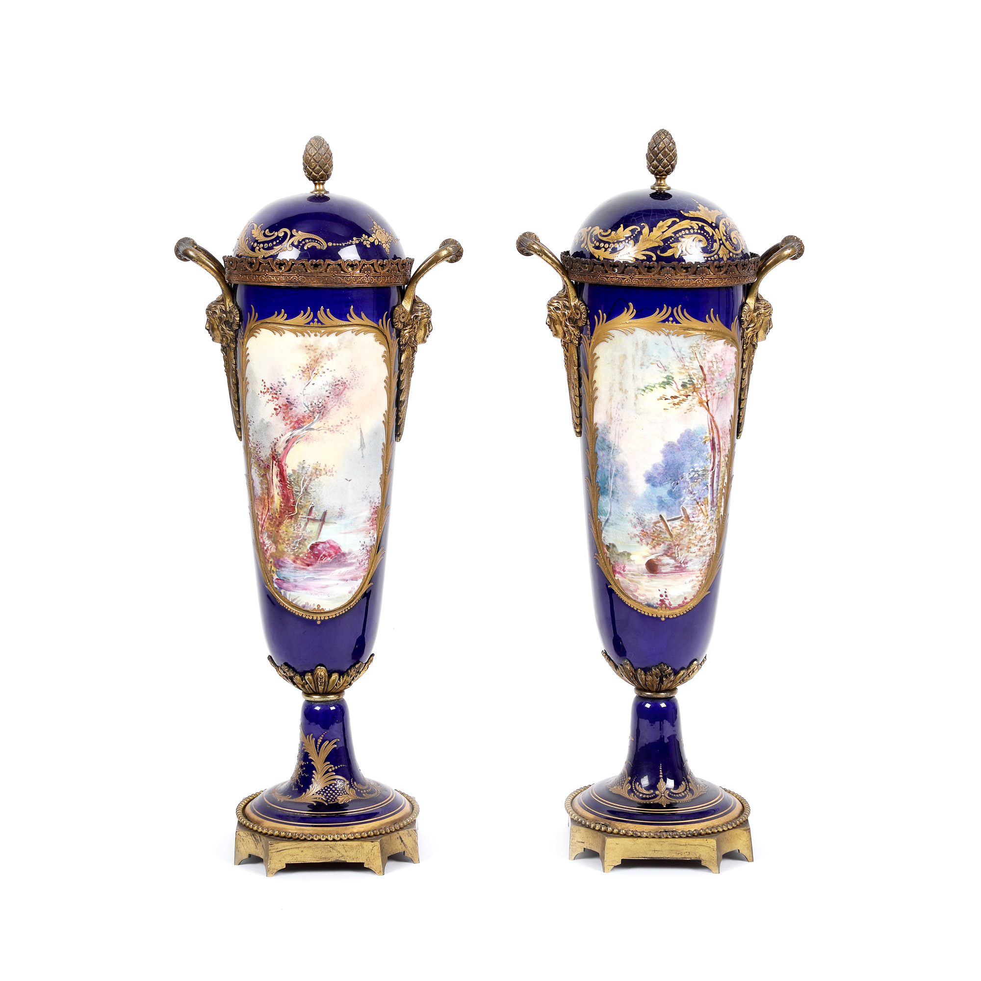Pereche de vase decorative în manieră Sèvres, din porțelan și bronz doré, decorată cu scene galante, sfârșitul sec. XIX