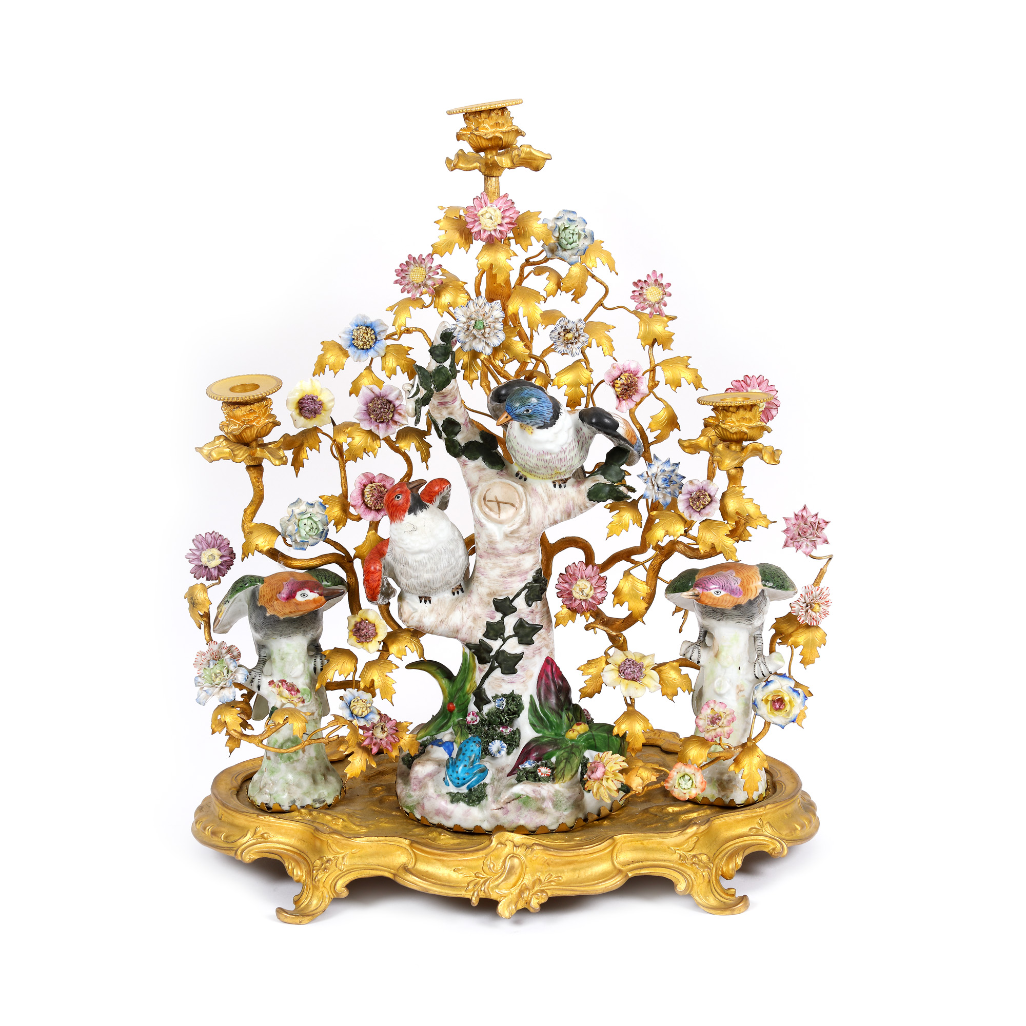 Centru de masă din bronz aurit, cu trei lumini, decorat cu flora și faună din ceramică