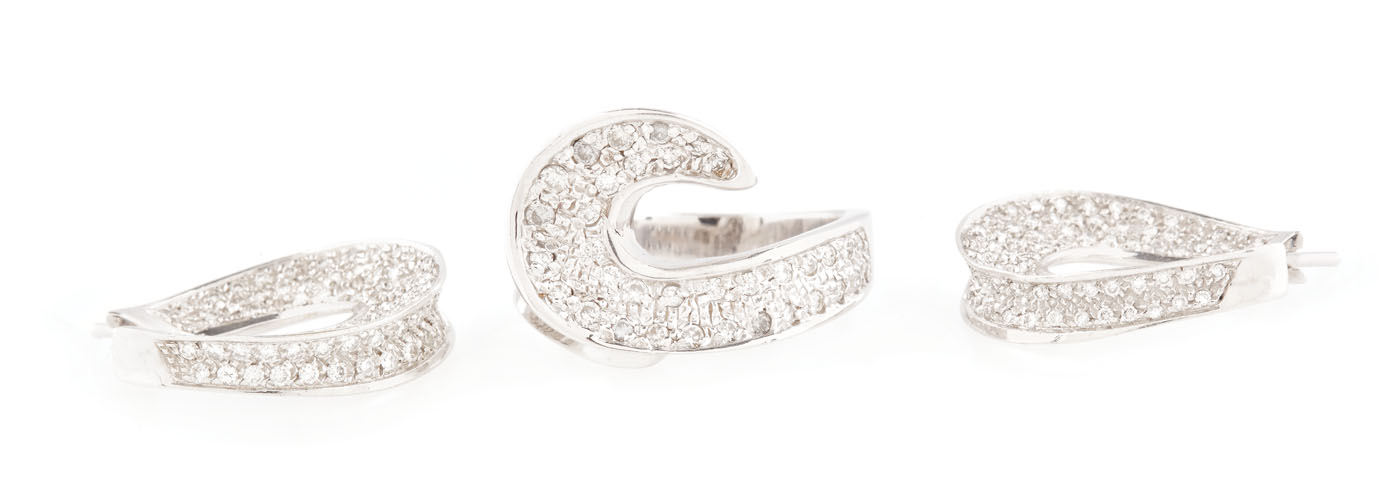 Set consisting of a white gold ring and pair of earrings, set with many diamonds