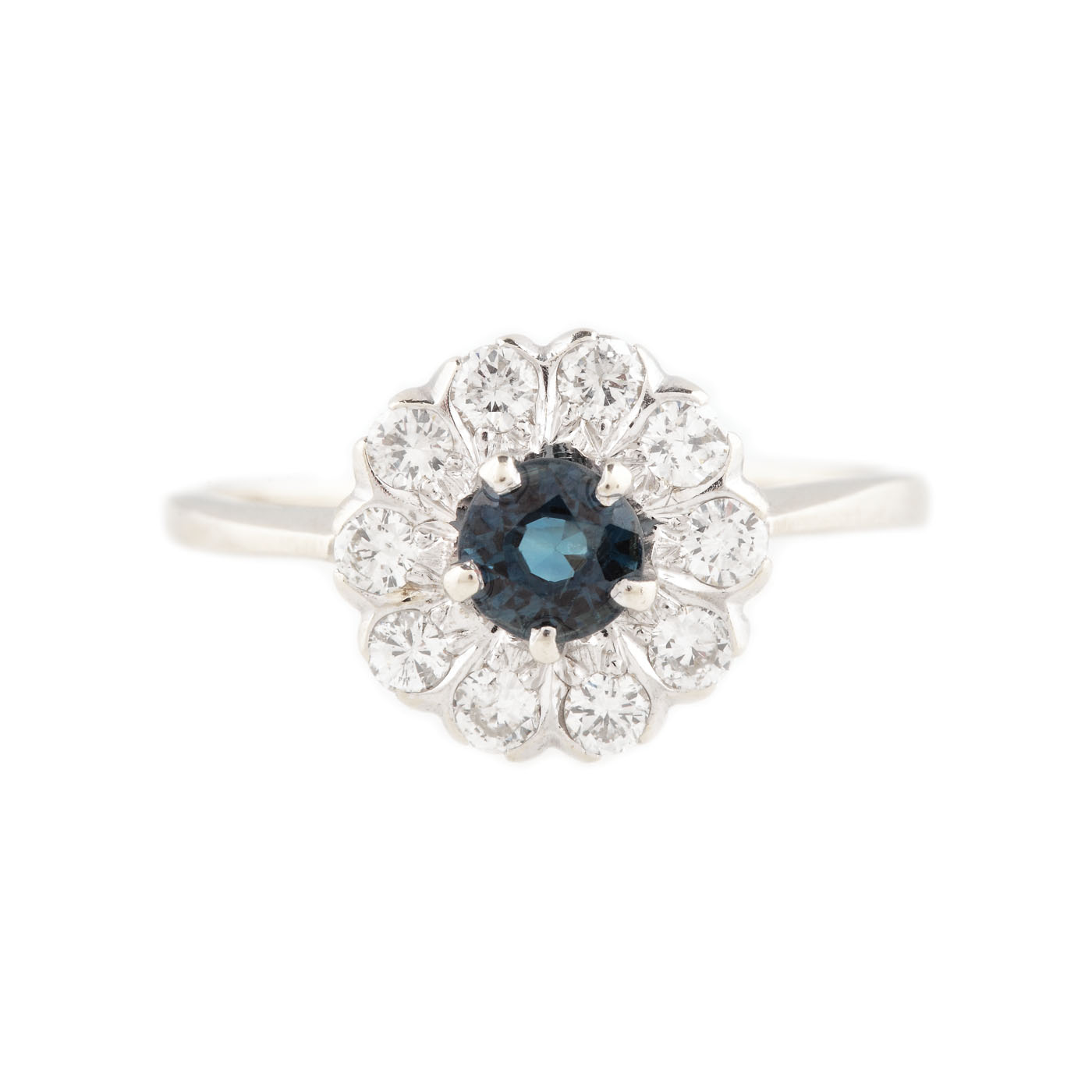 Inel din aur alb, decorat cu safir anturat de diamante