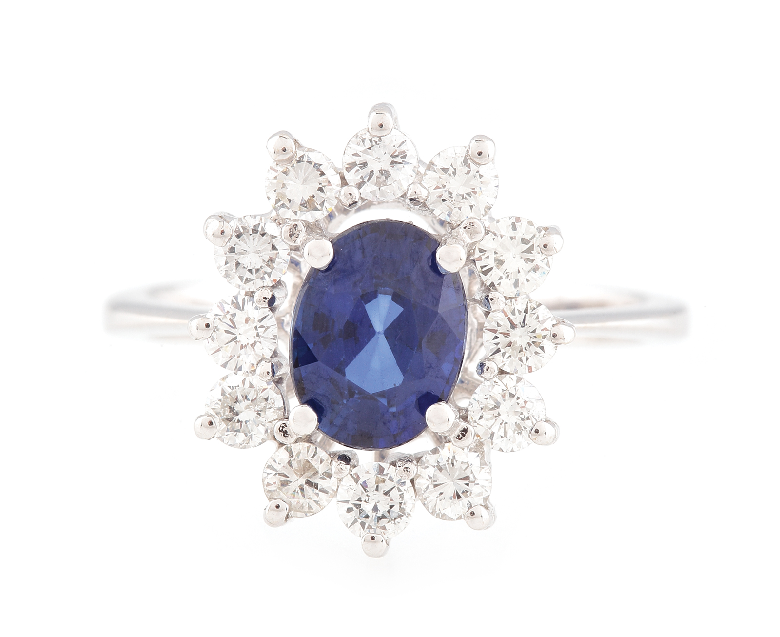 Inel din aur alb, decorat cu safir anturat de diamante