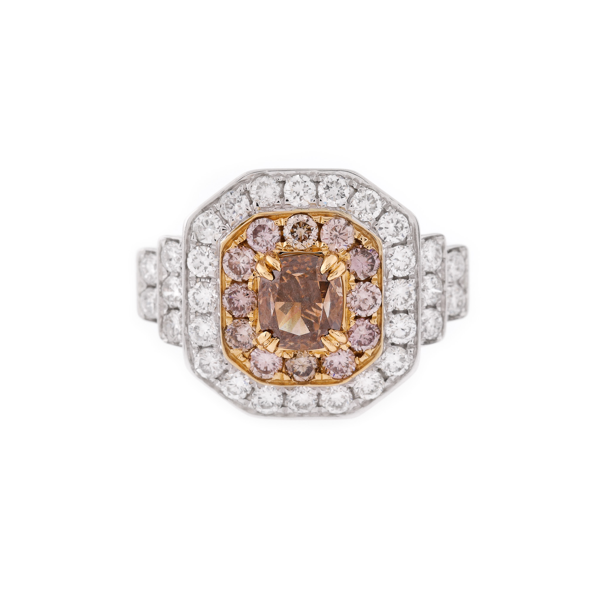 Inel din aur în două culori, de inspirație Art Deco, decorat central cu diamant deep brown anturat de diamante light pinkish brown, însoțit de certificat gemologic IGI