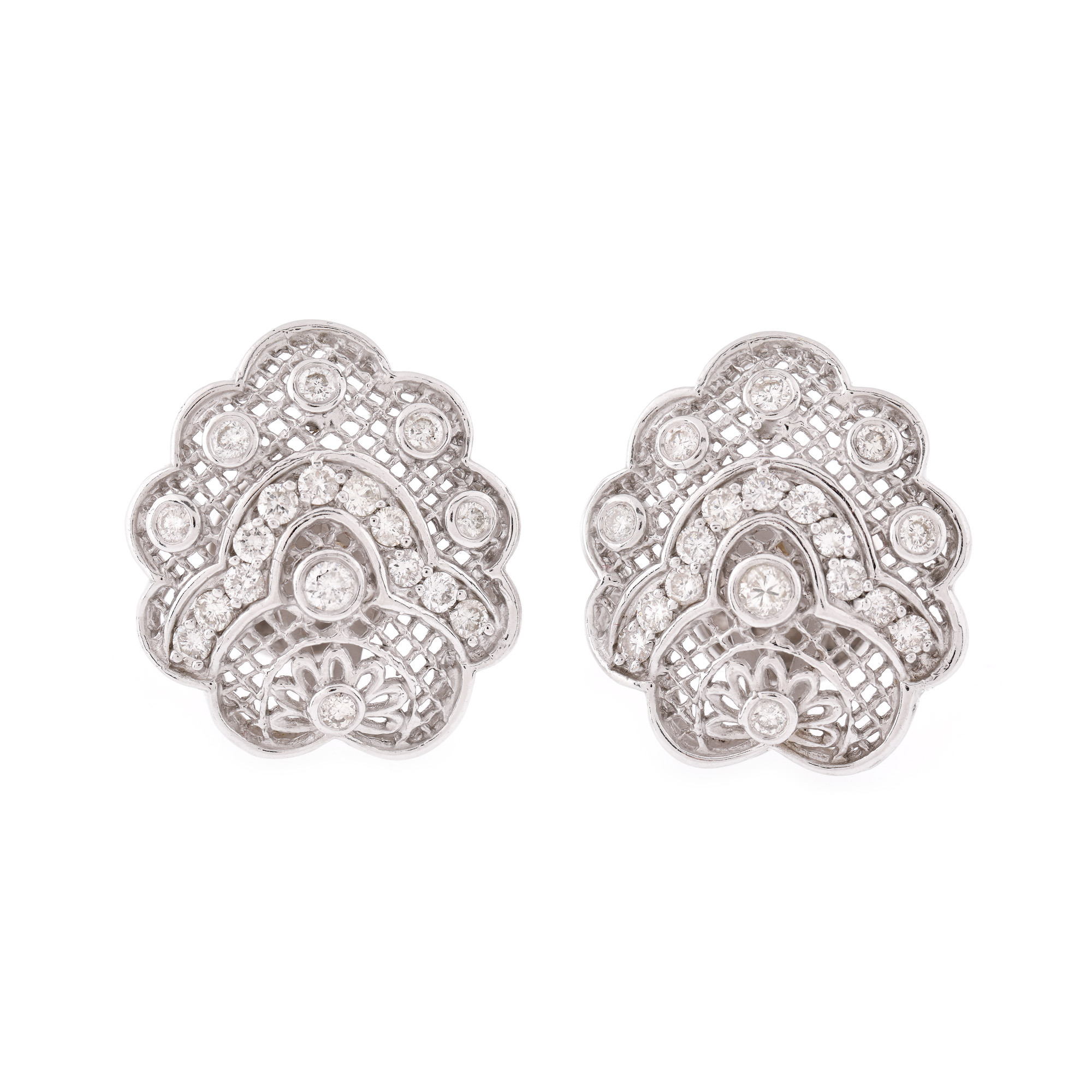 Pereche de cercei din aur, decorată cu diamante și pattern dantelat