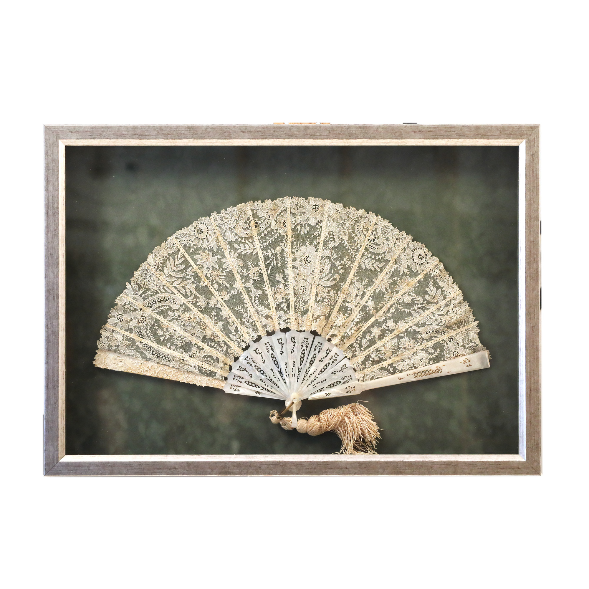 Evantai Belle Époque din dantelă, decorat cu sidef, cca. 1900