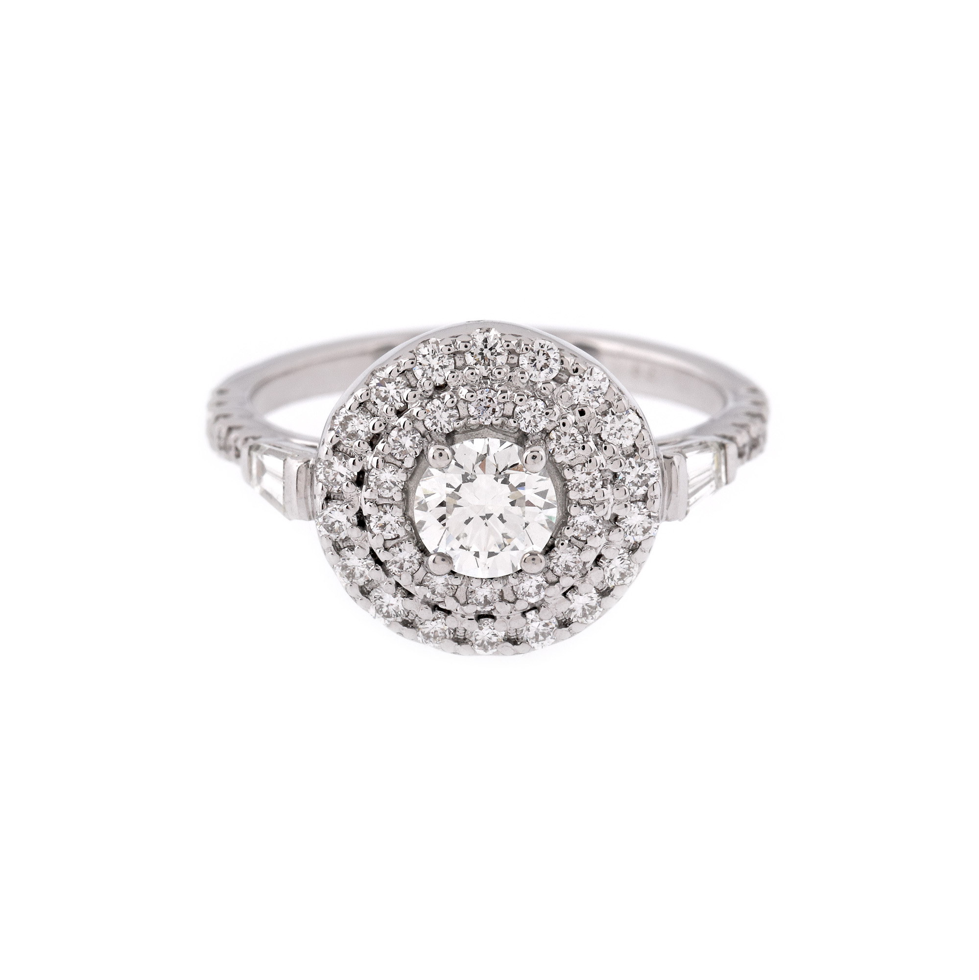 White gold ring, adorned with central diamond and other diamonds arranged concentrically, IGI gemmological certificate