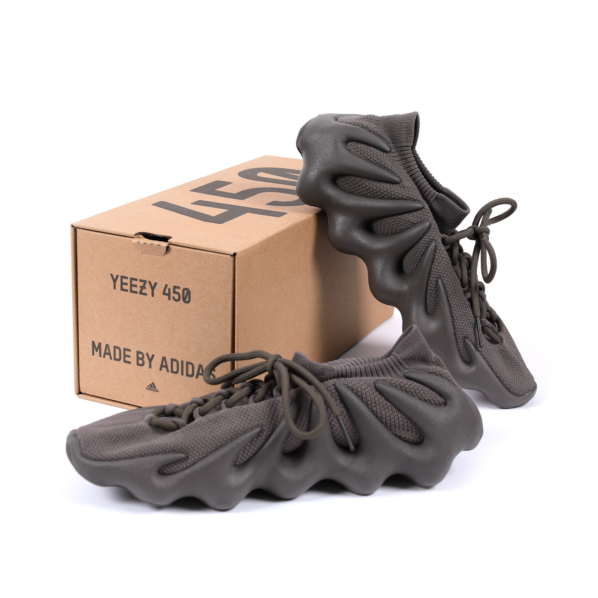 Pereche de pantofi sport Adidas Yeezy Model 450, design Kanye West pentru colecția de primăvară 2021