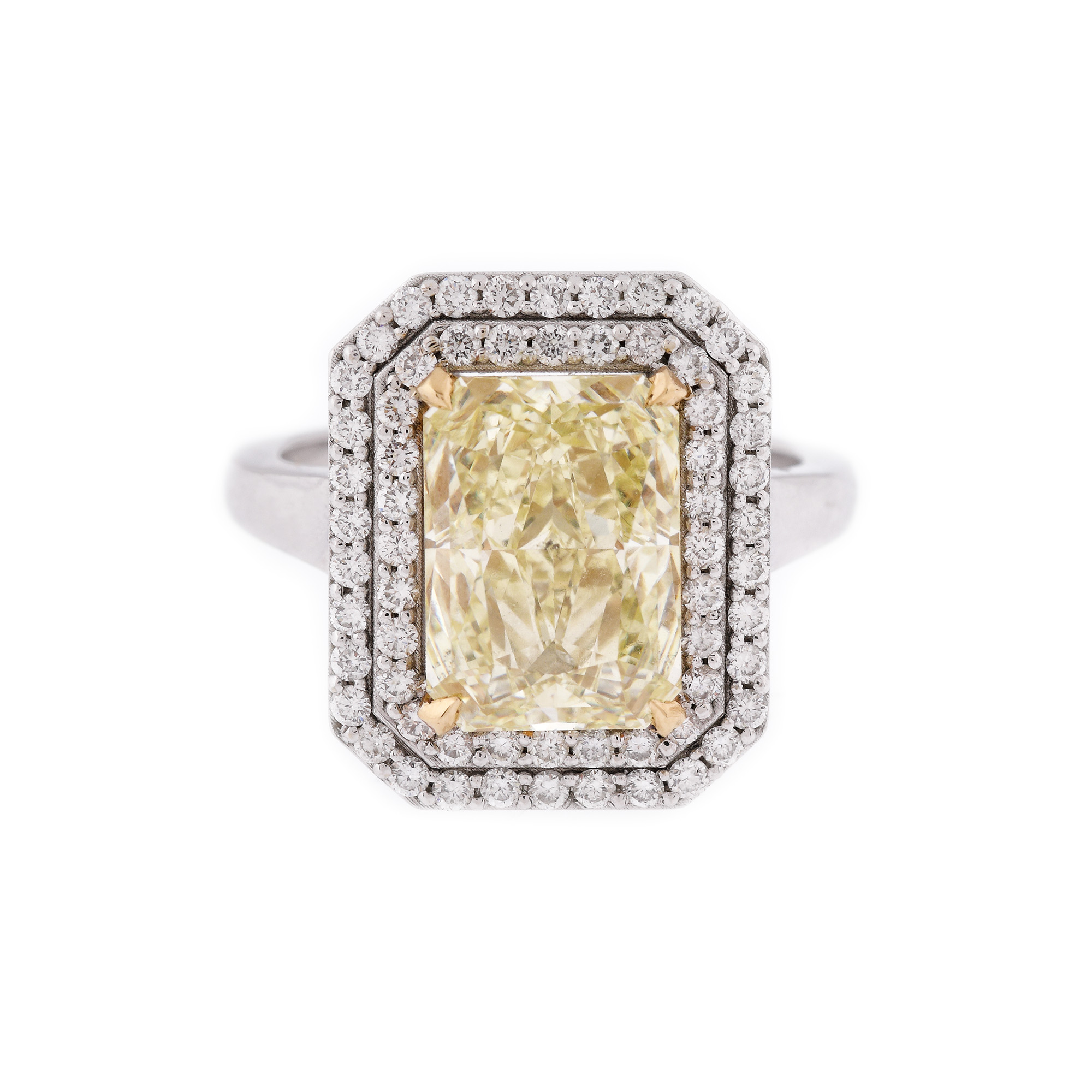 Inel din aur alb, ornat central cu un diamant fancy yellow de cca. 4 ct., anturat de două șiruri de briliante, însoțit de certificat gemologic GIA