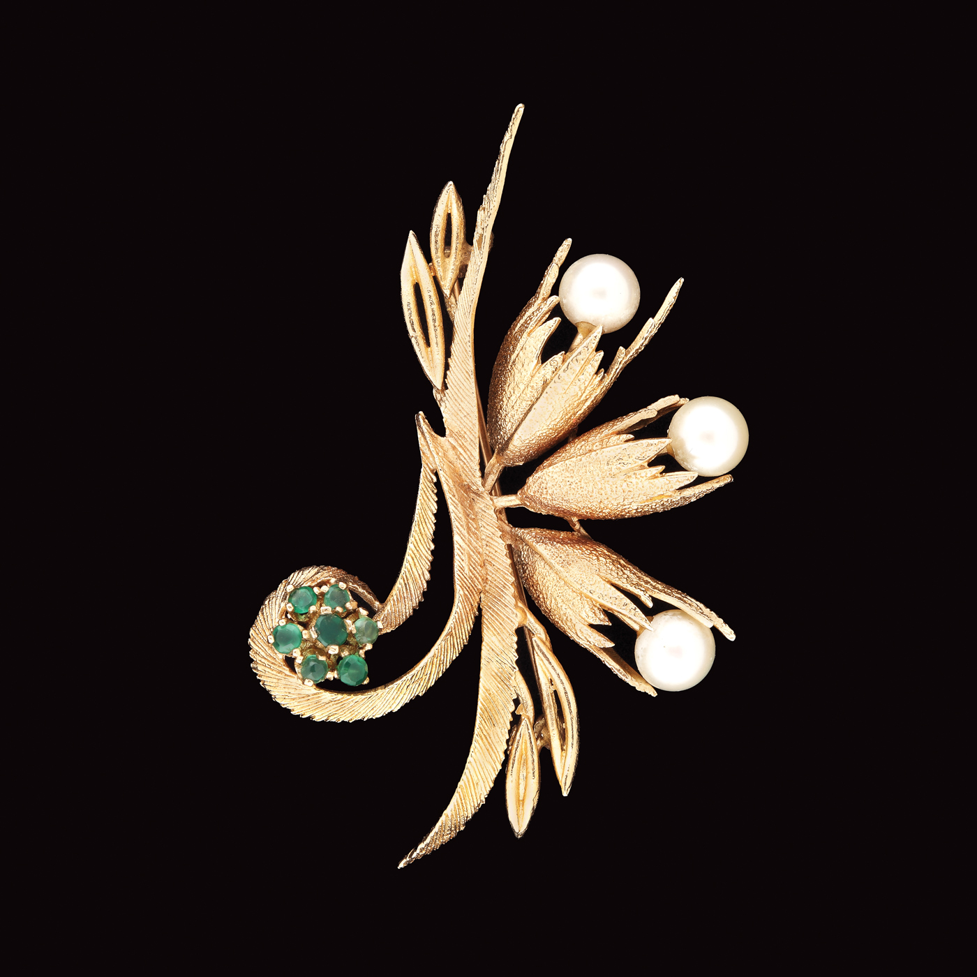 Gold brooch, decorated with pearls and chalcedonies