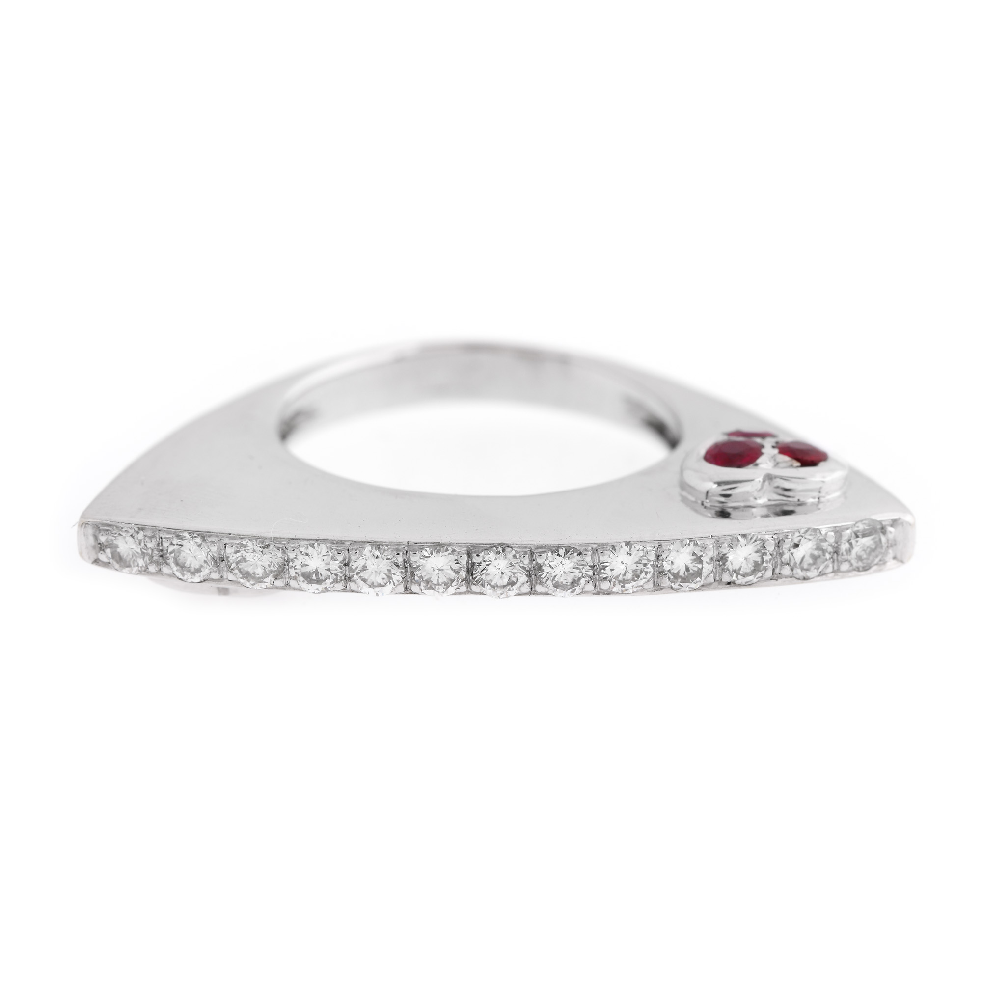 Particular white gold ring, decorated with diamonds and rubies