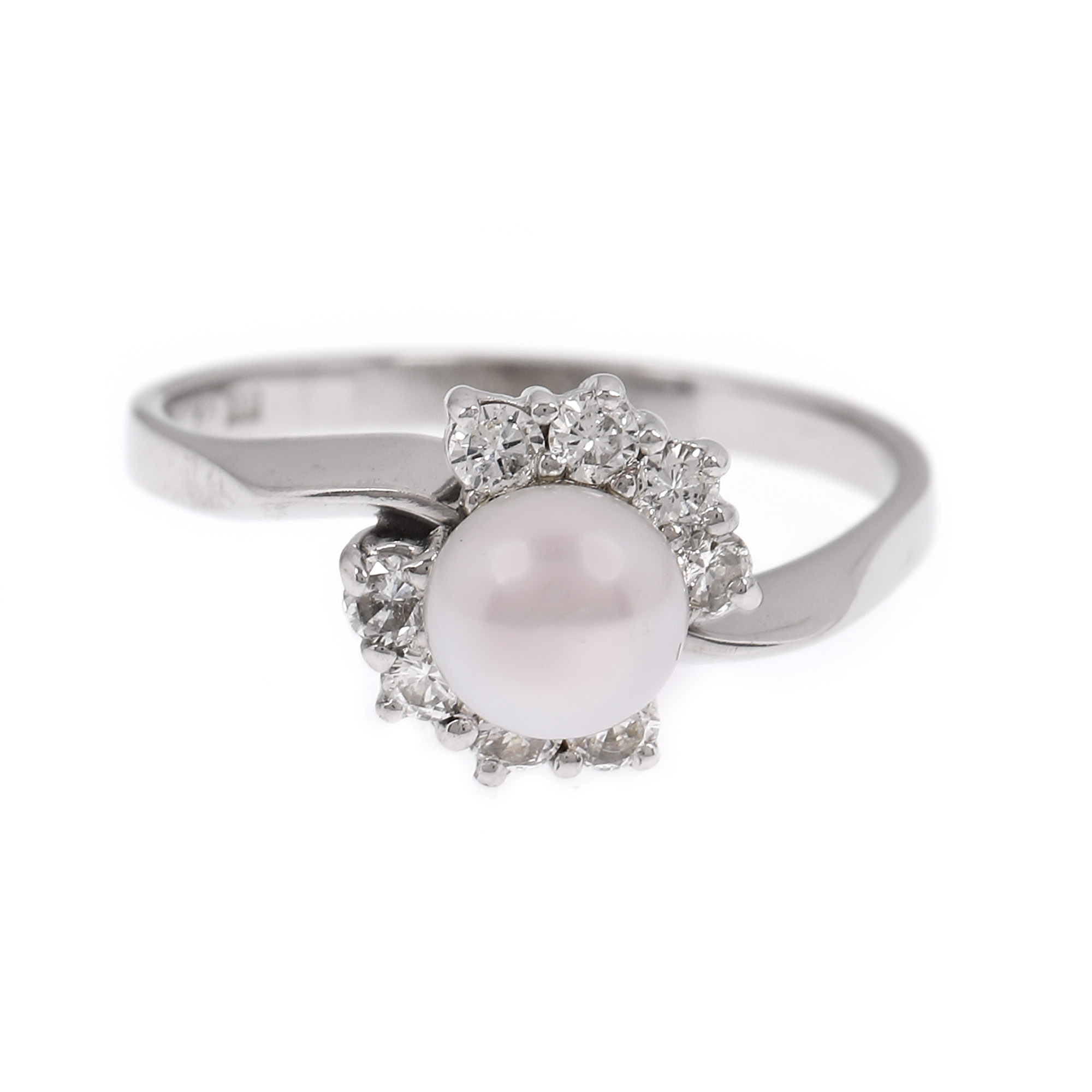 White gold ring, decorated with one pearl surrounded by diamonds