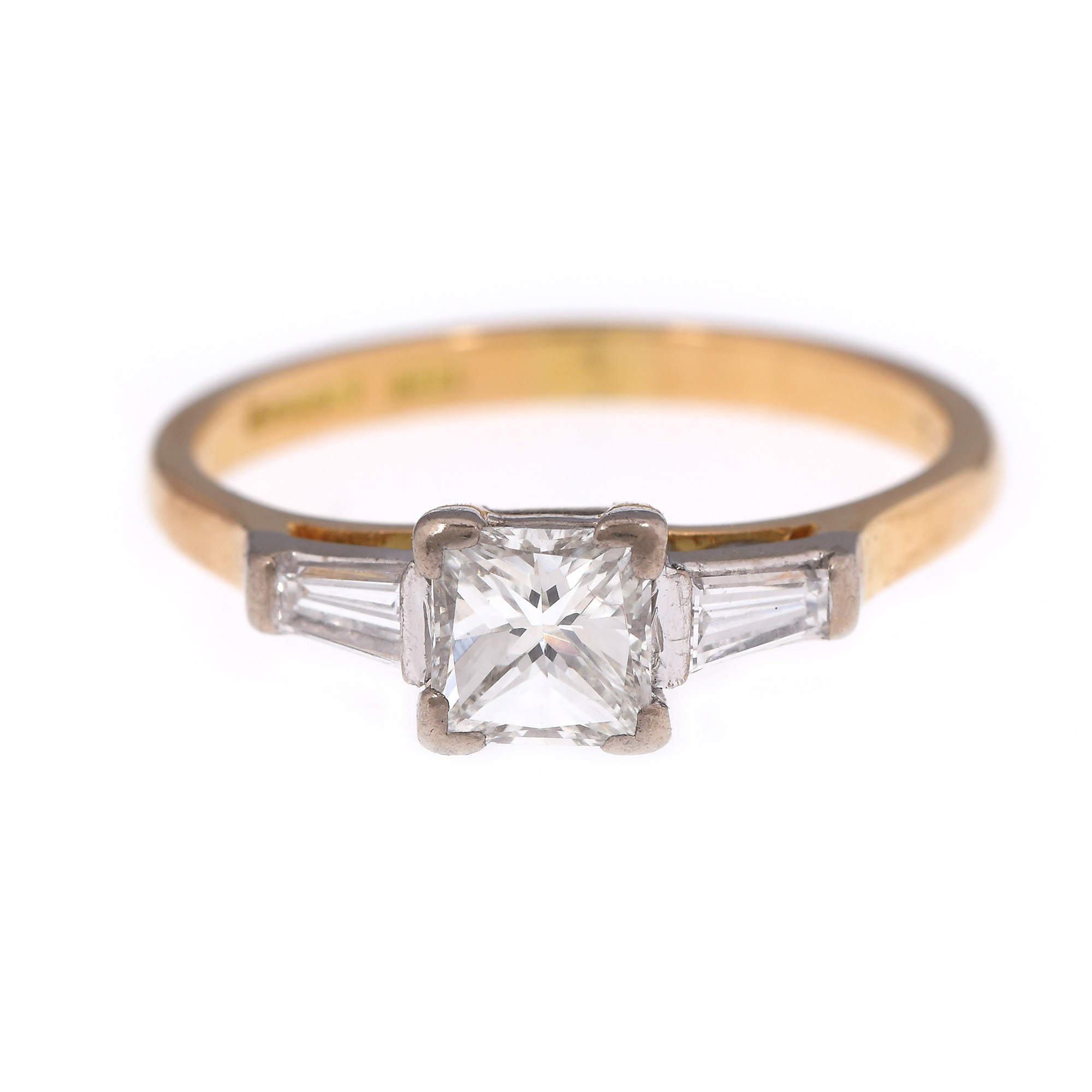 Inel din aur în două culori, decorat cu triadă de diamante
