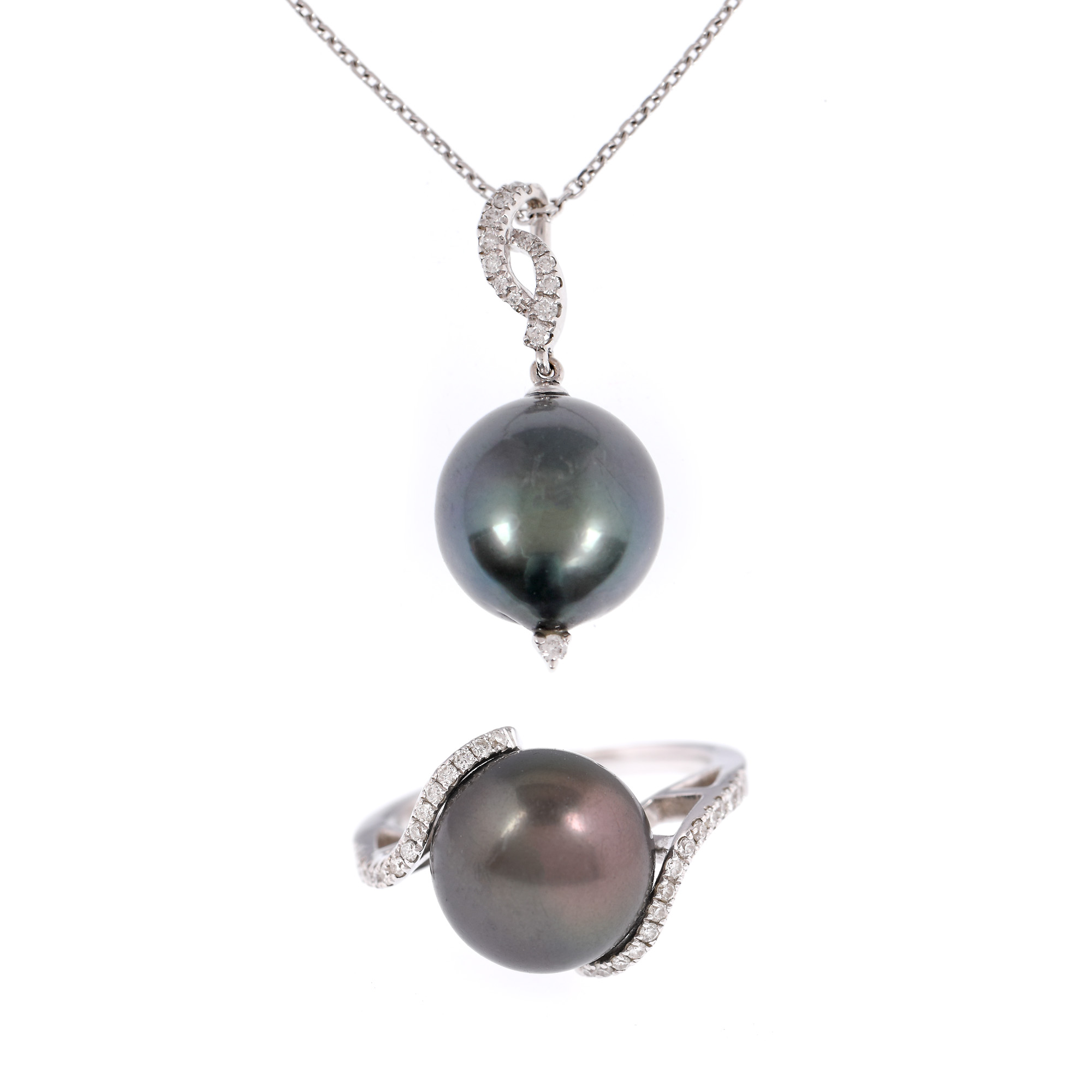 Set consisting of ring and chain with pendant, white gold, adorned with black pearls and diamonds
