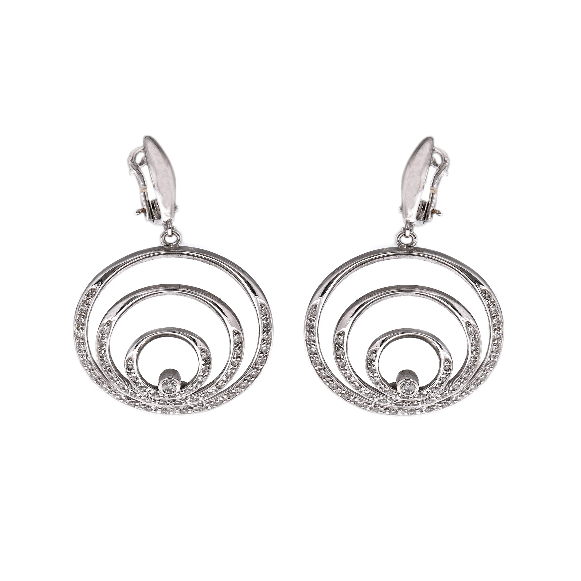 Pair of white gold earrings, with circular pattern, decorated with diamonds