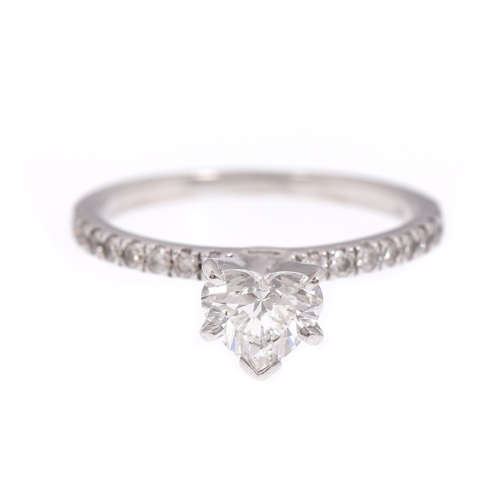Inel din aur alb, ornat central cu un superb diamant heart shaped și briliante alăturate, însoțit de certificat GIA