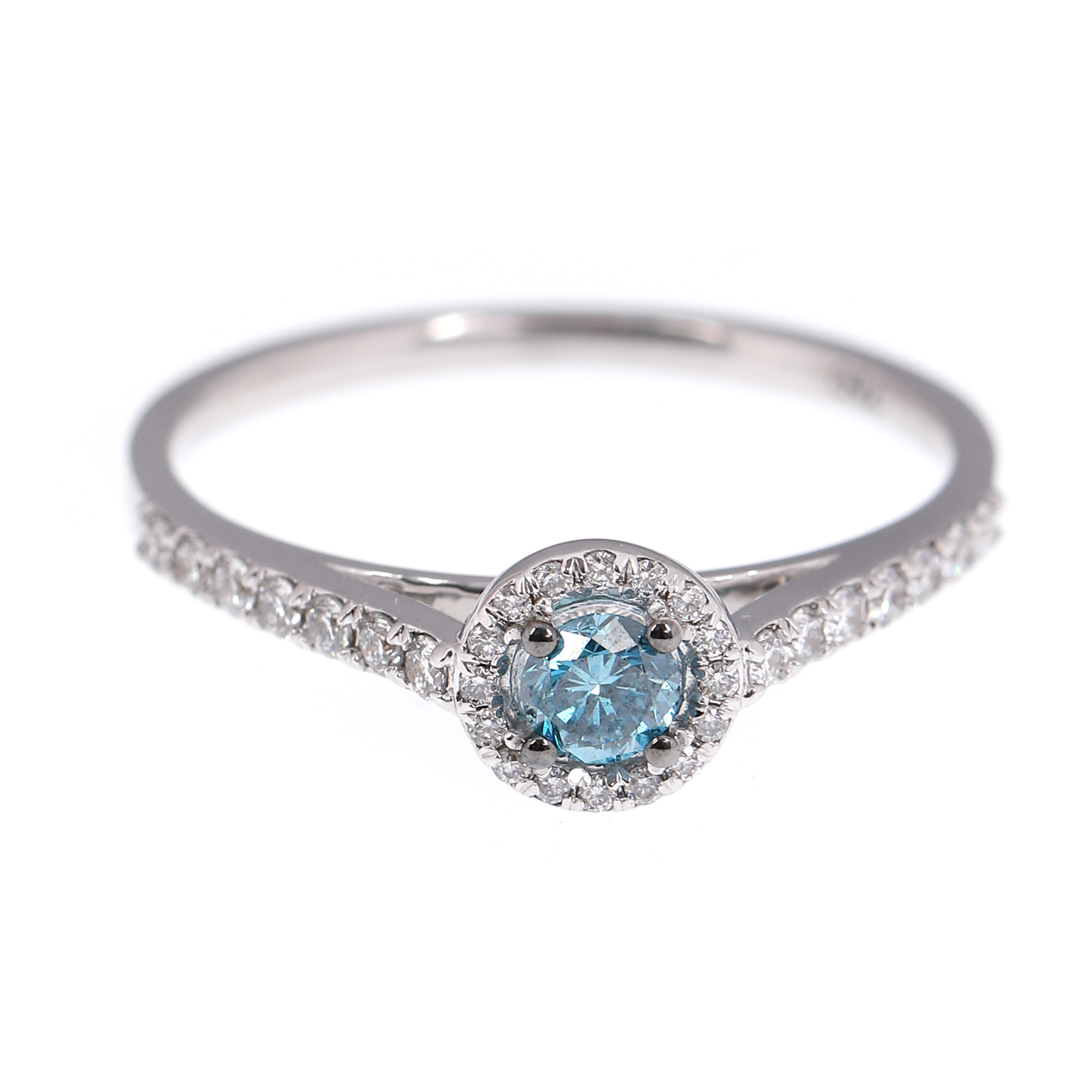 White gold ring, decorated with blue diamond and brilliant cut diamonds