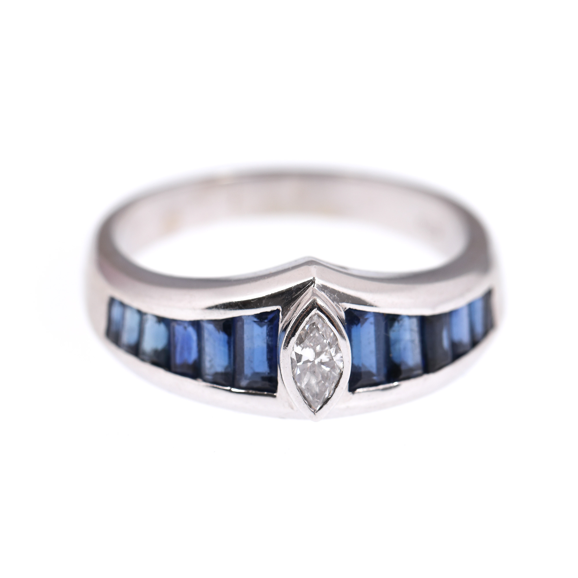 White gold ring, decorated with diamond and side-by-side sapphires