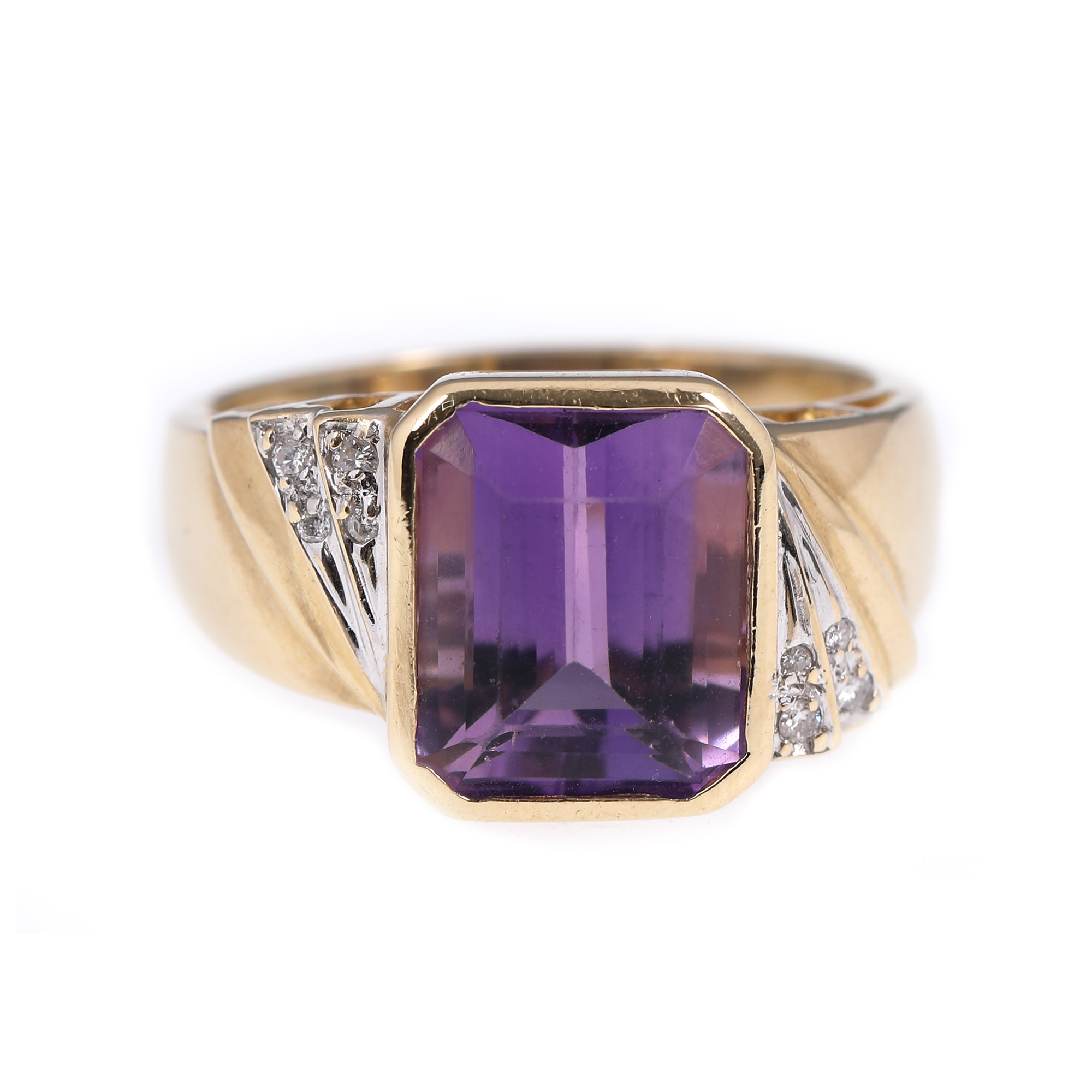 Gold ring, decorated with amethyst and diamonds
