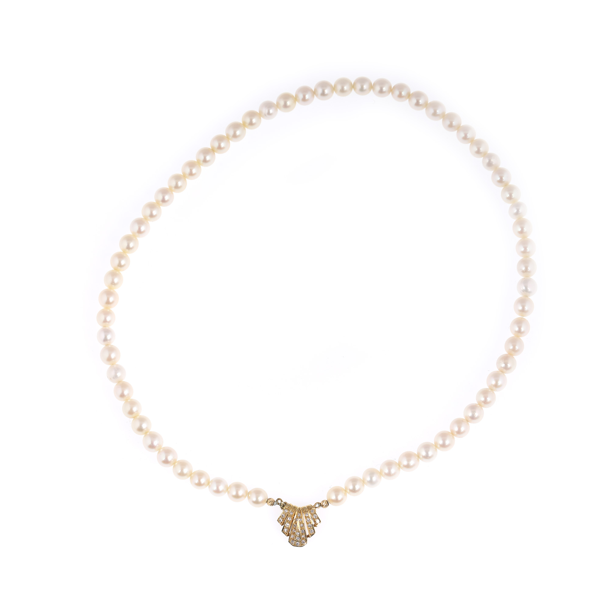 Pearl necklace, with gold clasps decorated with diamonds