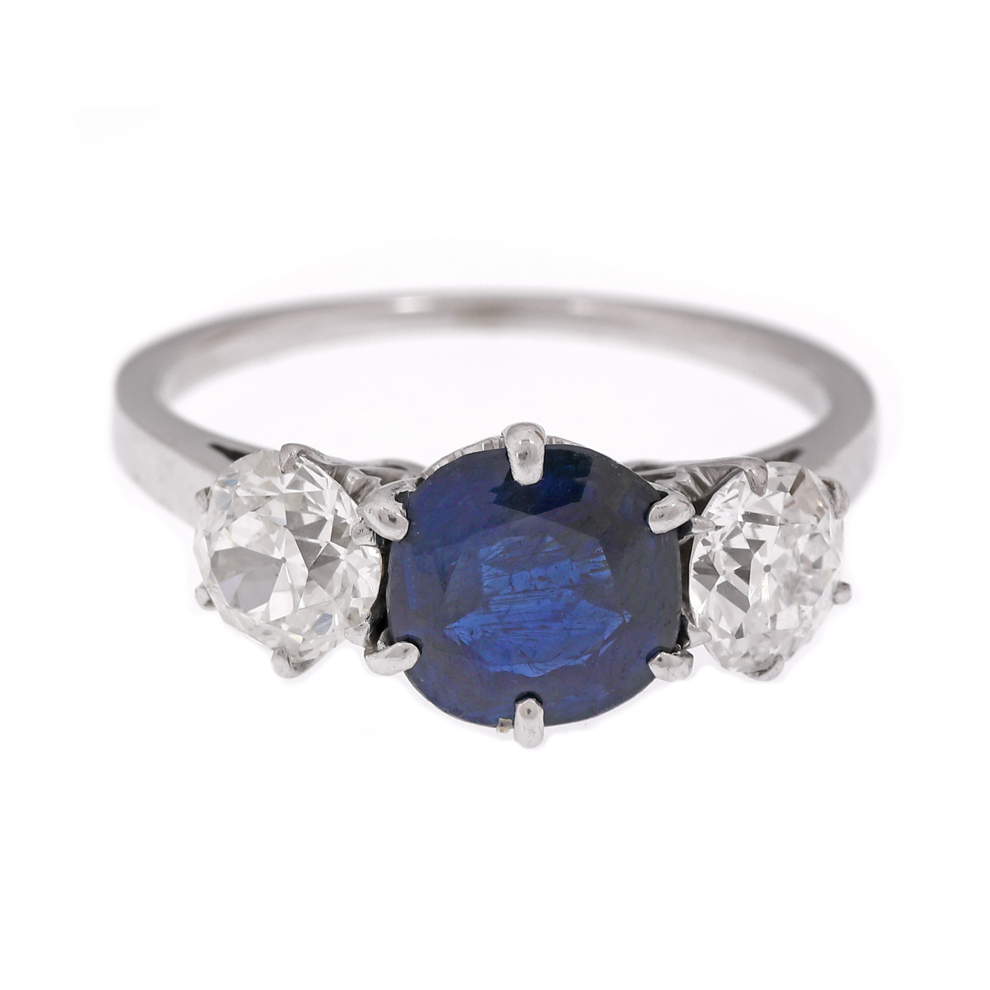 White gold ring, decorated with sapphire and side-by-side diamonds