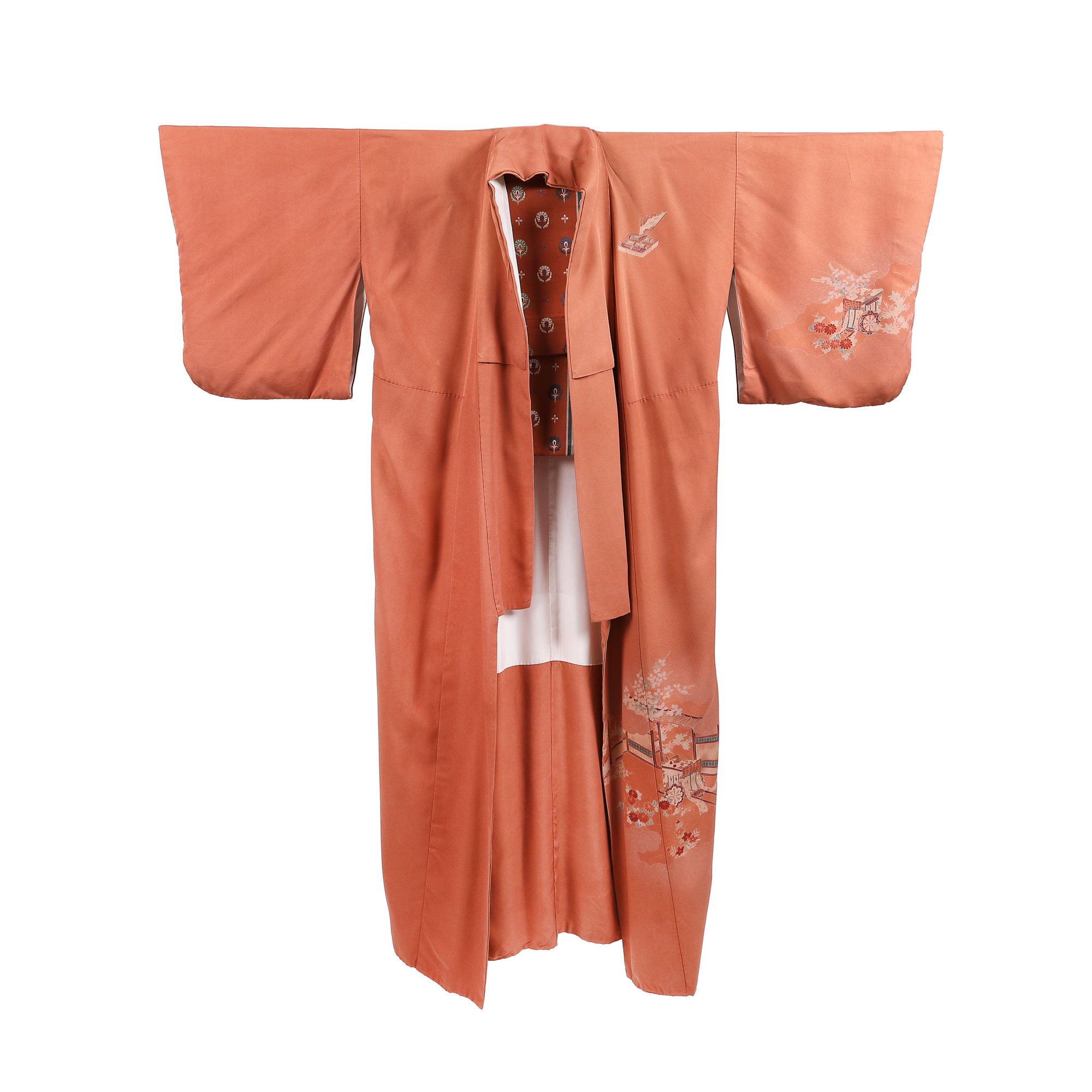 Tsukesage (kimono formal) din mătase, pictat cu motive specifice culturii nipone, nagoya-obi din mătase cu motive fiotomorfe, Japonia, provine din colecția Iuliei Gorneanu