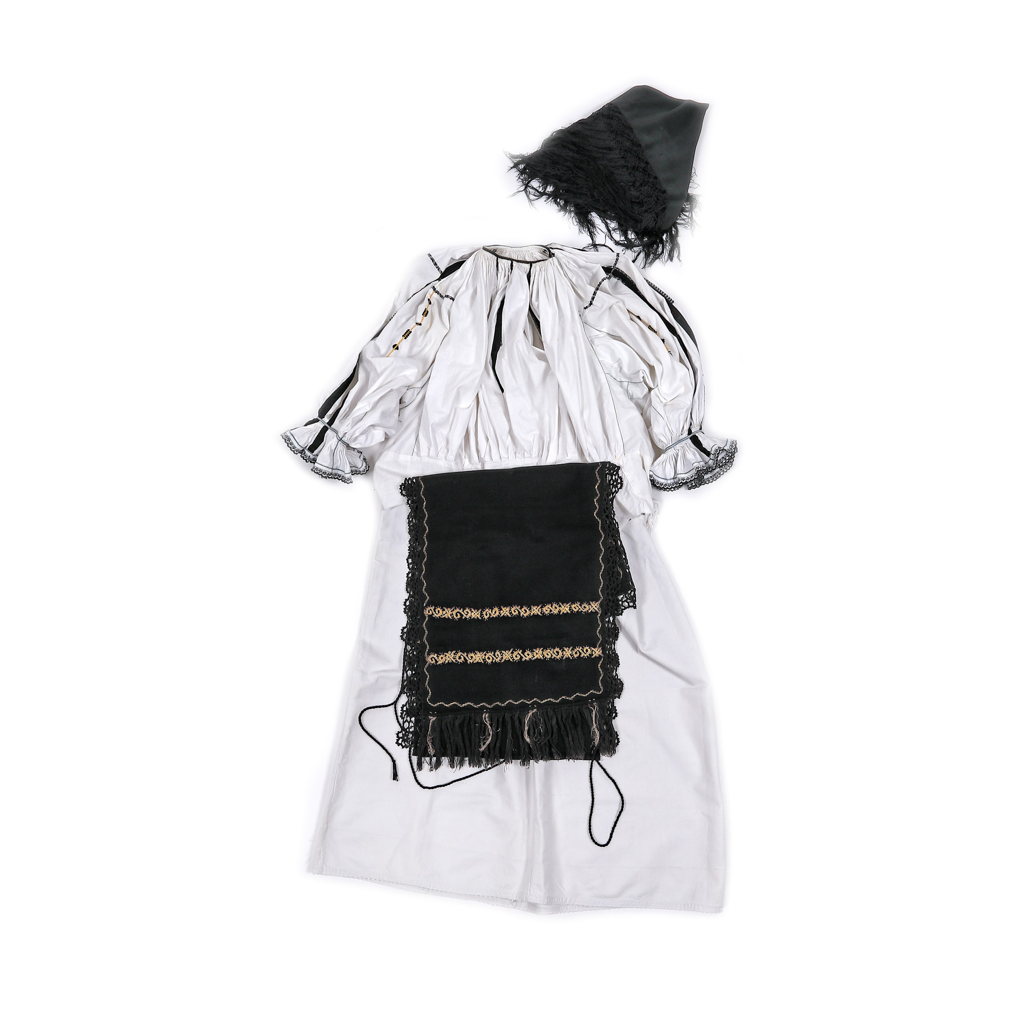 Costum format din ie, poale, catrințe și năframă de mătase, Sibiu, prima jumătate a sec. XX, provine din colecția Iuliei Gorneanu