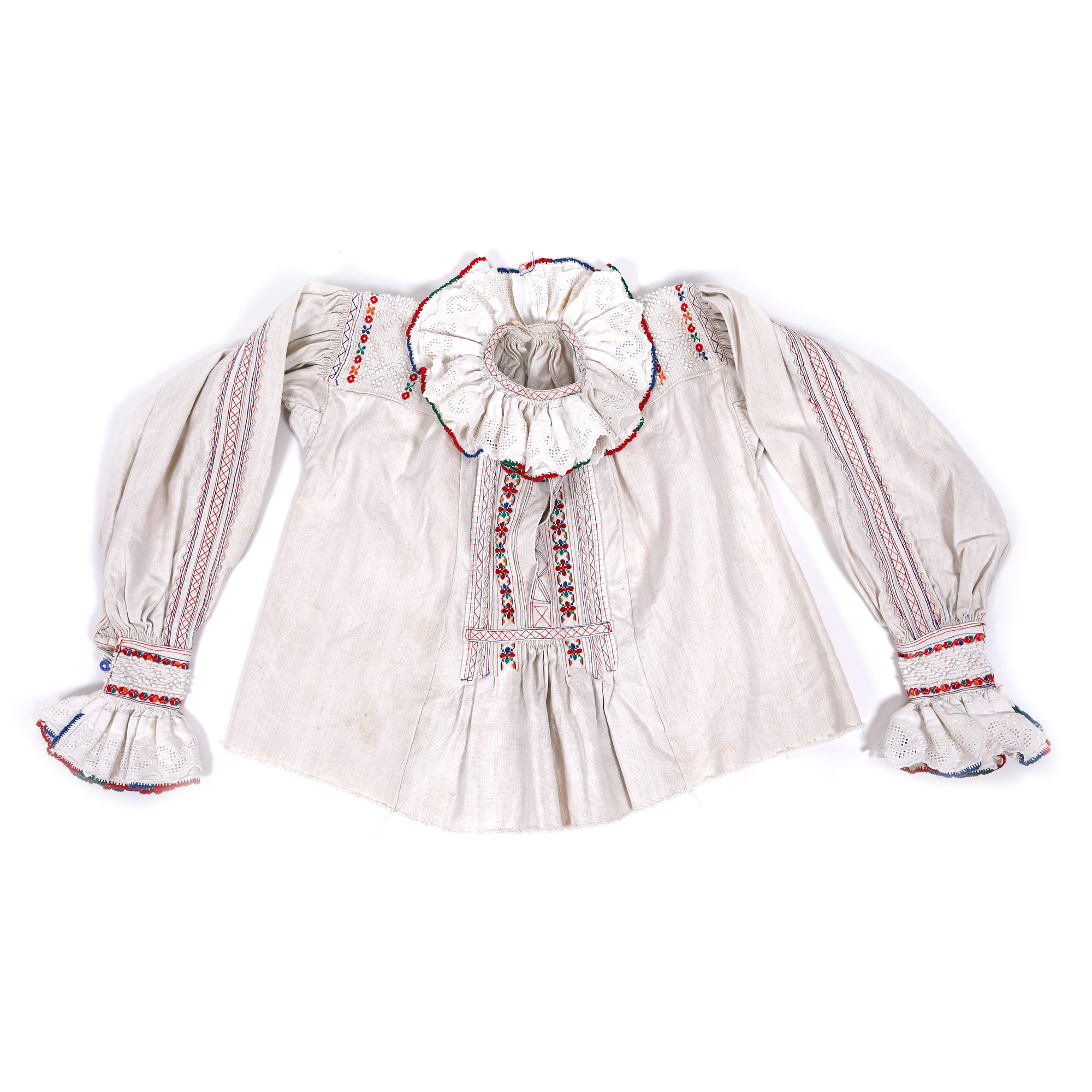 Spăcel (ie, cămașă) din Țara Crișurilor, din pânză de casă țesută în mai multe tehnici, decorată cu volane și broderii geometrice și florale, cca. 1900