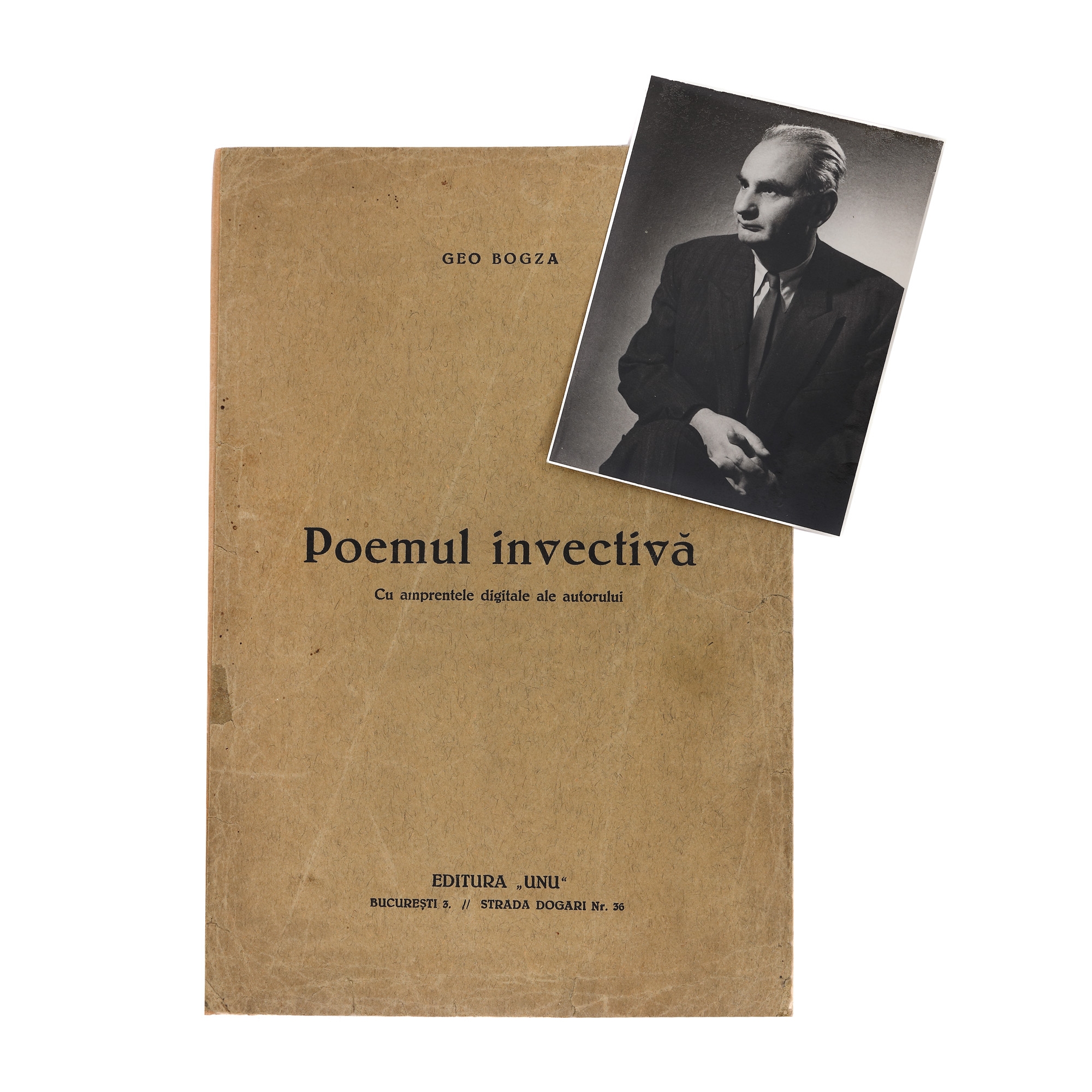 Lot format dintr-o fotografie ilustrându-l pe Geo Bogza și volumul ”Poemul invectivă”, de Geo Bogza, București, 1933, publicat de Editura ”Unu”