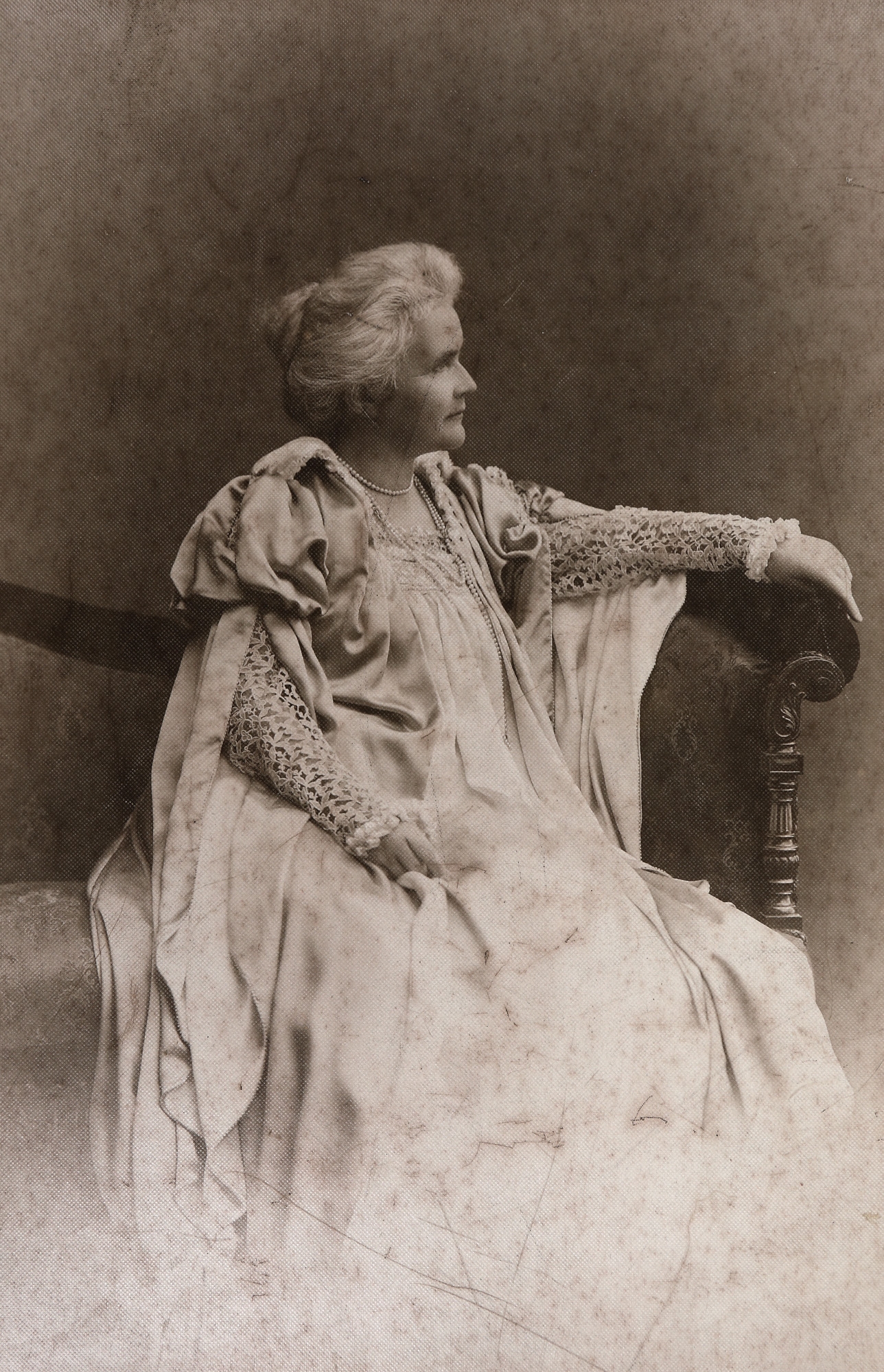 Fotografie ilustrând-o pe Regina Elisabeta, București, cca. 1907, de colecție