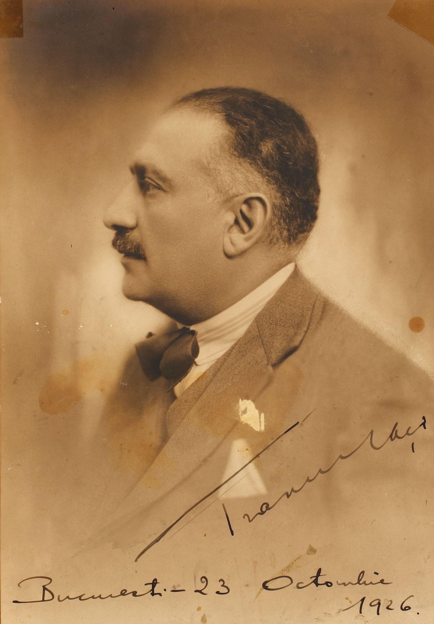 Fotografie a omului politic și avocat Grigore Trancu-Iași, București, 1926, cu semnătura olografă, provine din colecția Corneliu Vadim Tudor