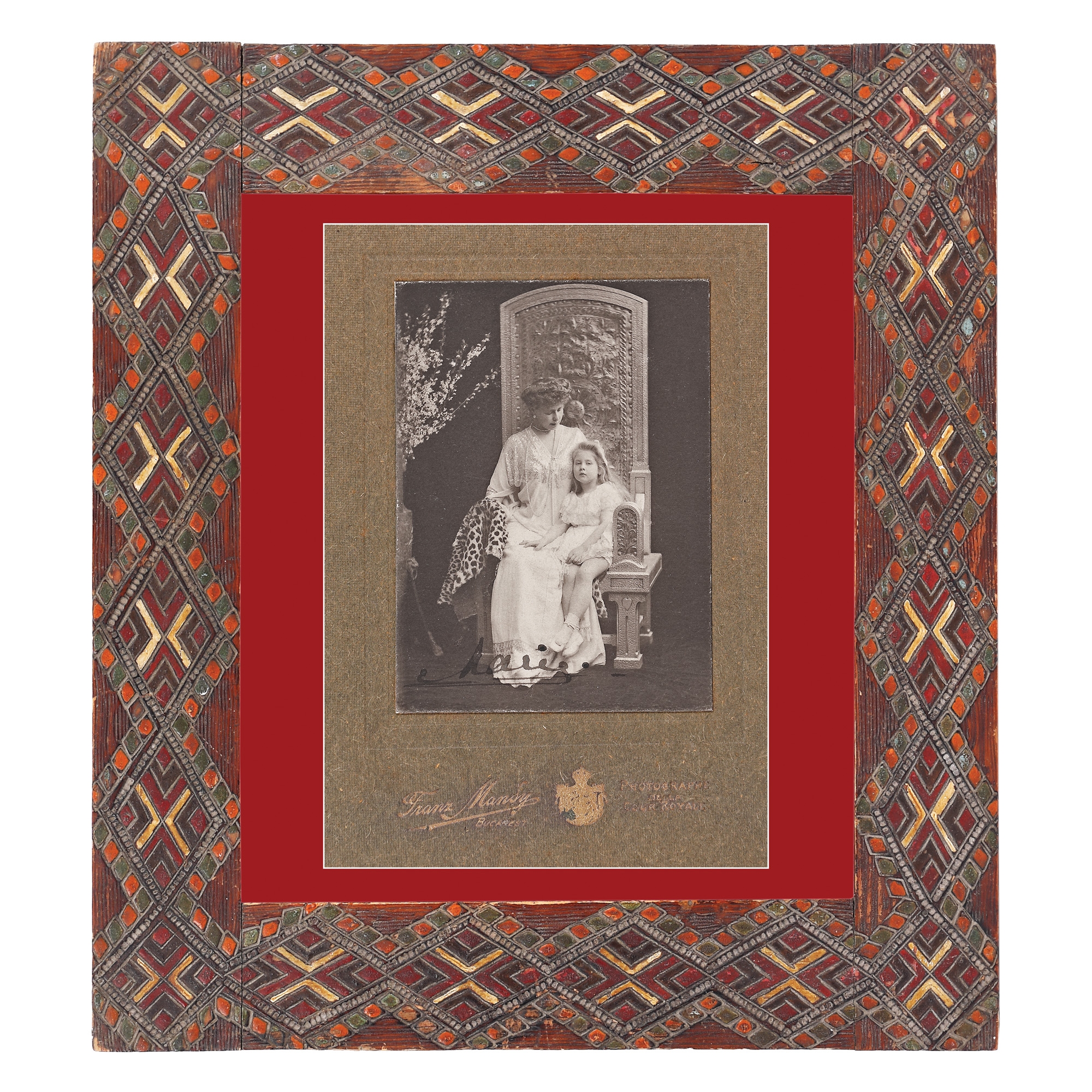 Fotografie ilustrând-o pe Regina Maria, alături de fiica ei principesa Mărioara (Mignon), la Cotroceni, București, 1907, cu semnătura olografă a reginei și ramă decorată în stil Neo-brâncovenesc, piesă extrem de rară, de colecție
