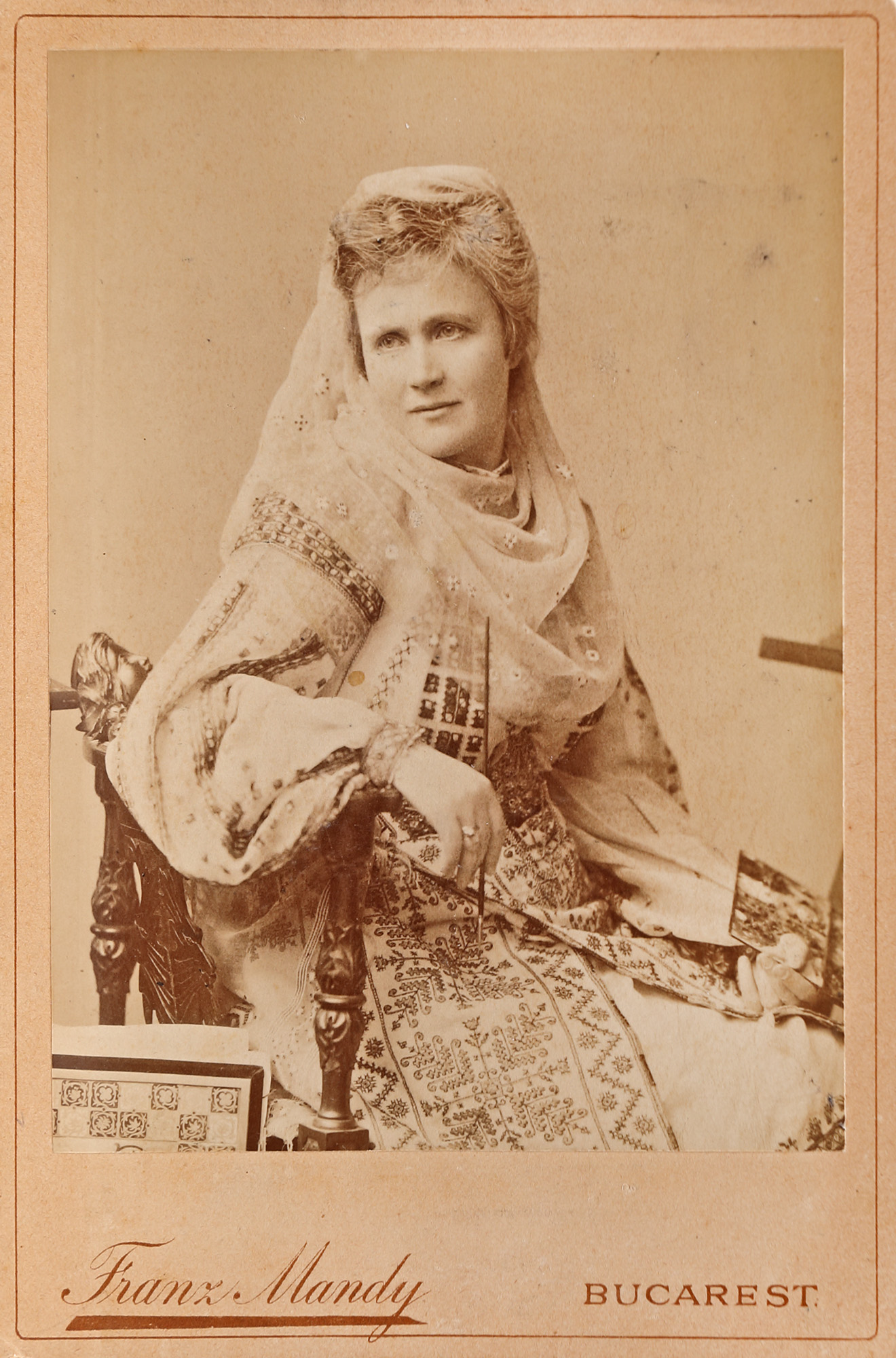 Fotografie ilustrând-o pe Regina Elisabeta în costum popular, București, sfârșitul sec. XIX, de colecție