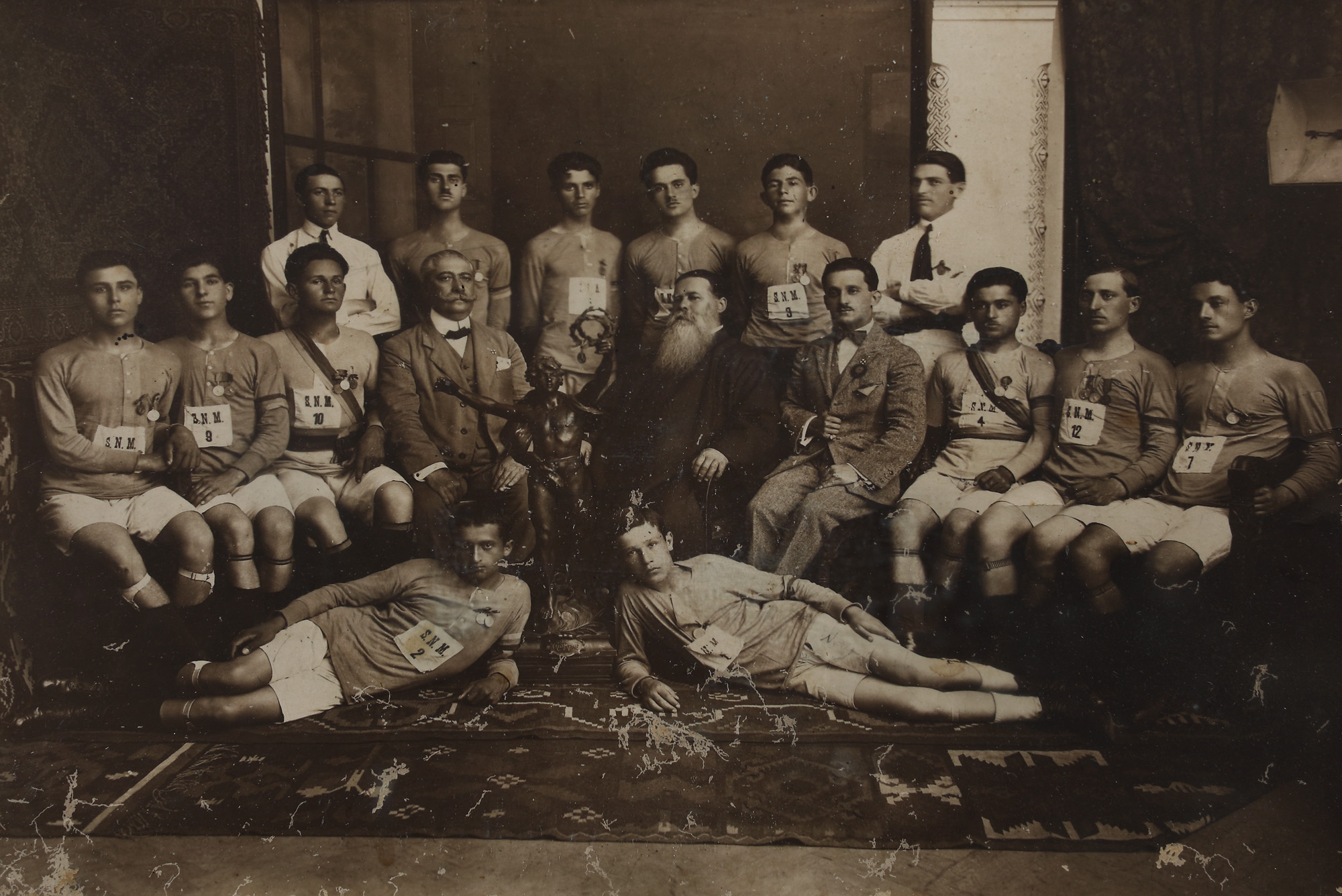 Fotografie ilustrând echipa de oină a ”Seminarului Nifon”,  câștigătoarea medaliei de aur al Concursului Național de Oină din Cernăuți, 19-20 iulie 1922