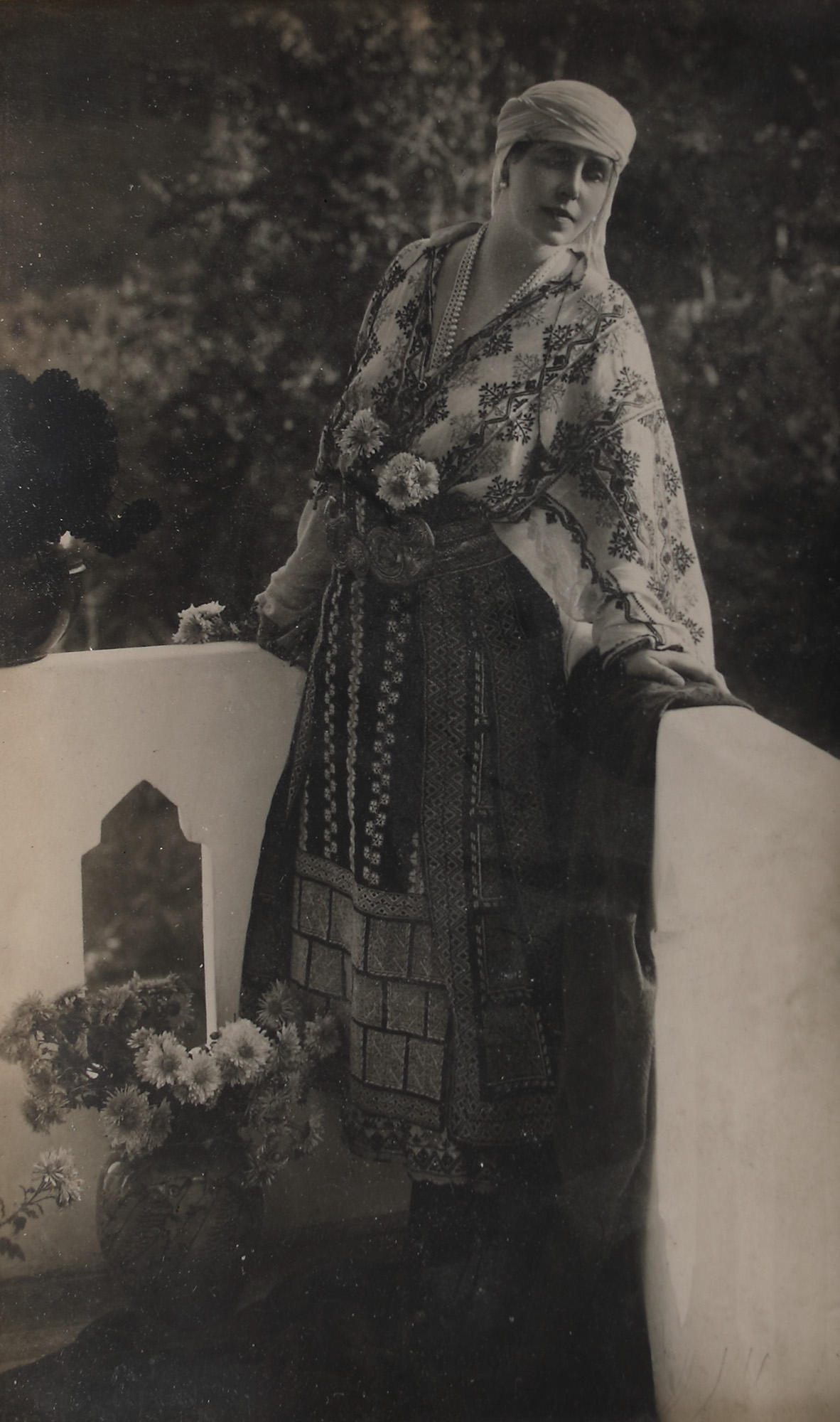 Fotografie ilustrându-o pe Regina Maria în costum popular în reședința regală de la Bicaz, Piatra Neamț, 1918