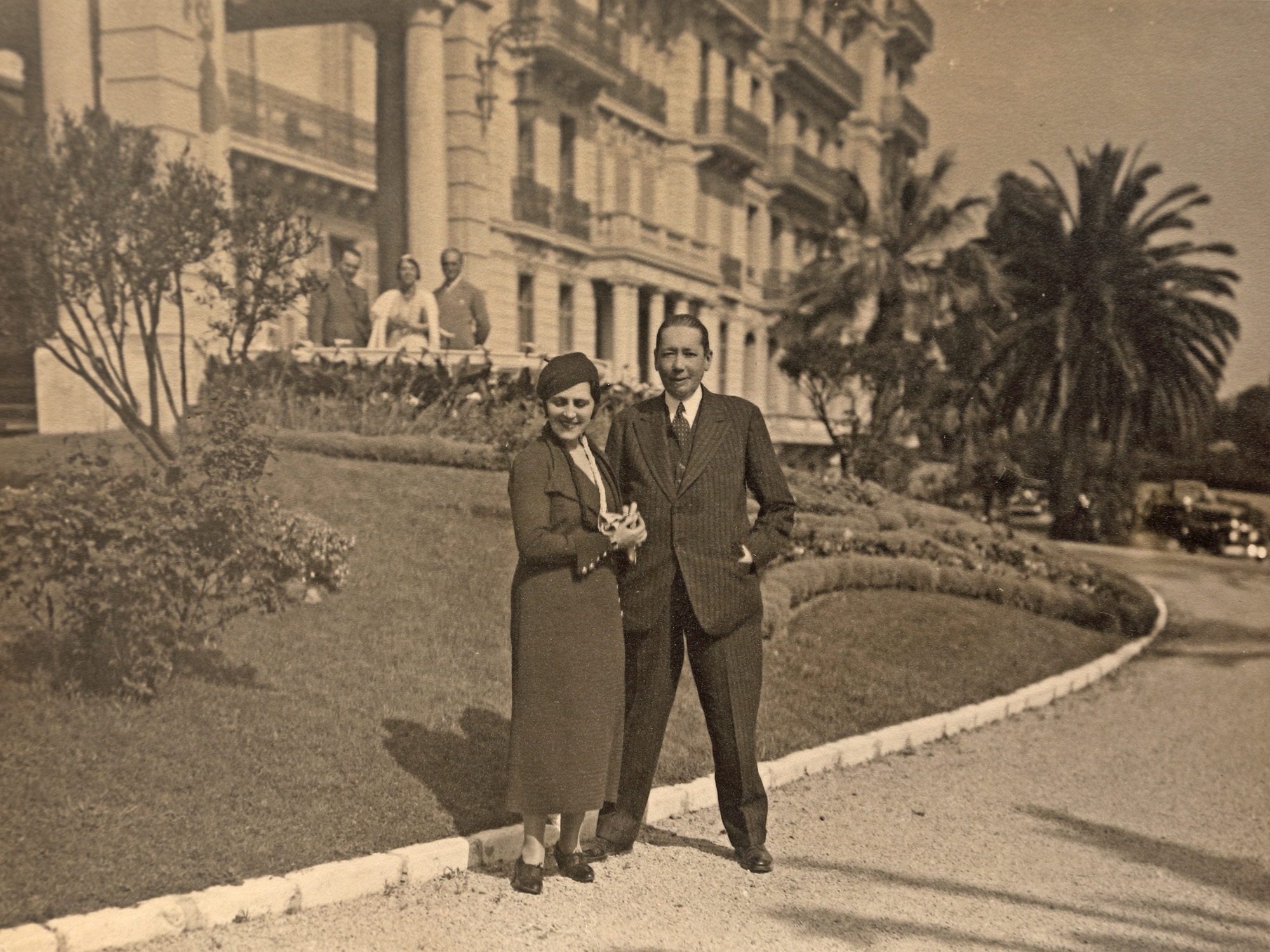 Fotografie ilustrând pe Nicolae Titulescu împreună cu soția, în fața hotelului Imperial, Cannes, 1934