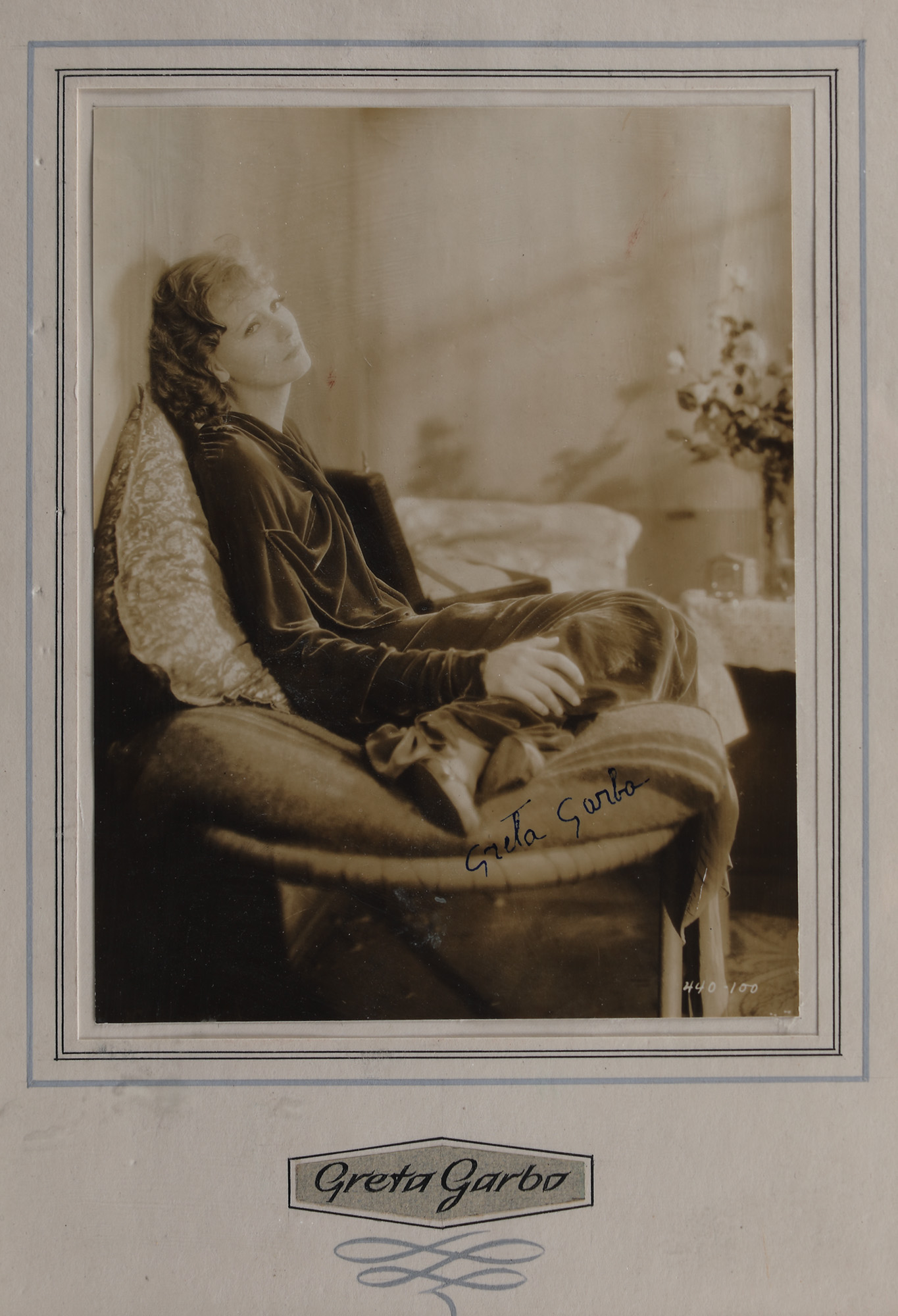 Fotografie ilustrând-o pe actrița Greta Garbo, cca. 1930, cu semnătura olografă a acesteia