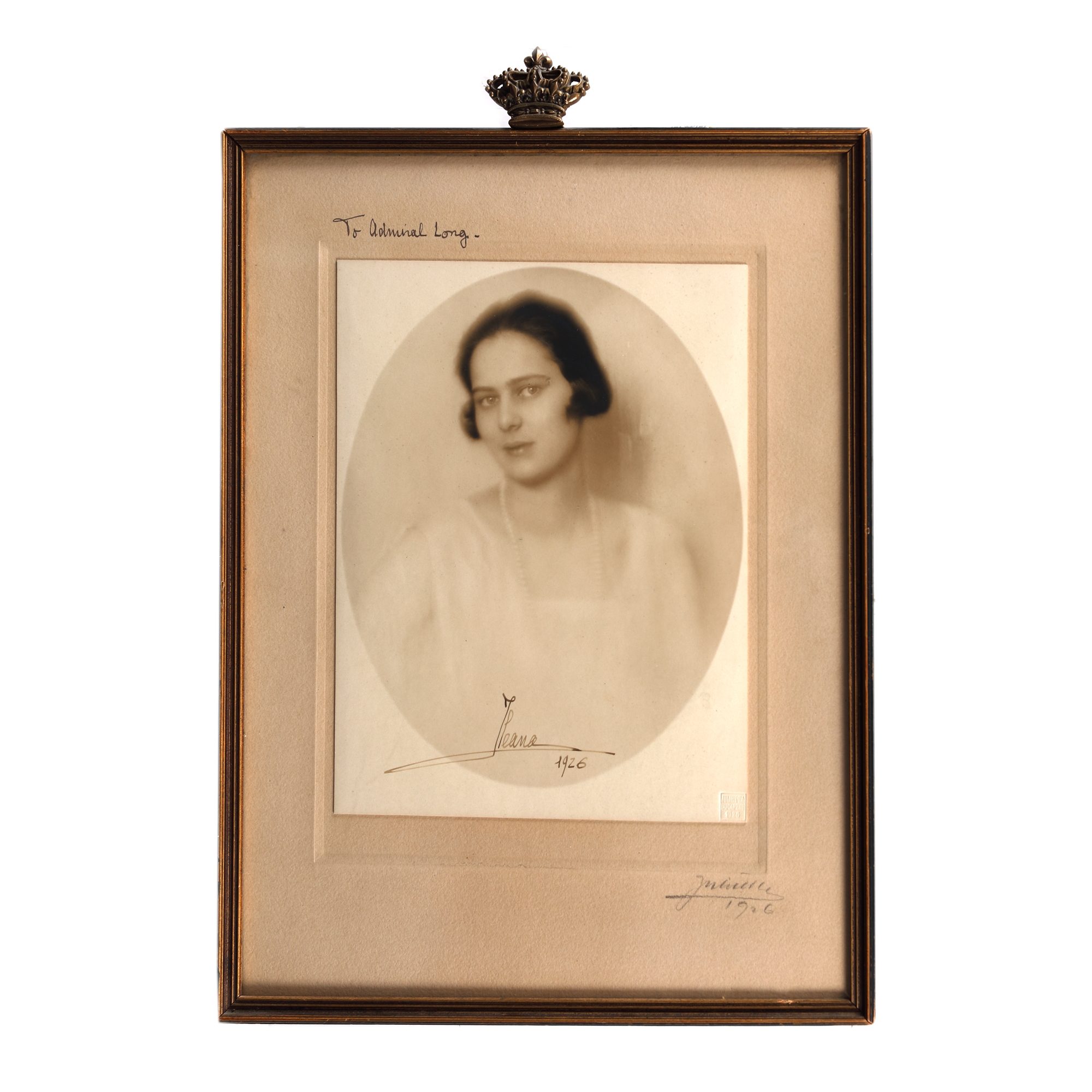 Fotografie ilustrând-o pe Principesa Ileana a României, 1926, cu dedicația și semnătura olografă către admiralul Long și ramă surmontată de coroană regală