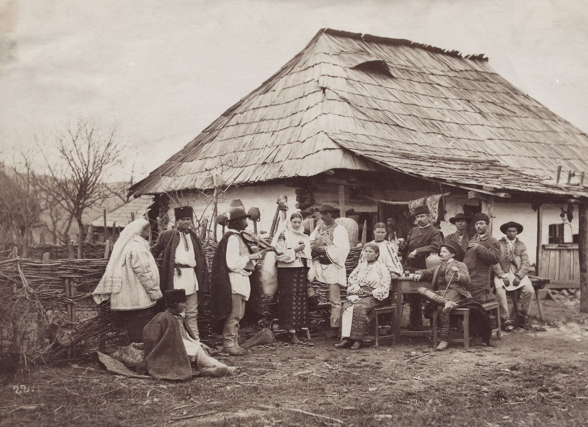 Fotografie ilustrându-l pe Sava Henția, pe proprietatea sa de la Brebu, alături de săteni, Câmpina, 10 iulie 1882