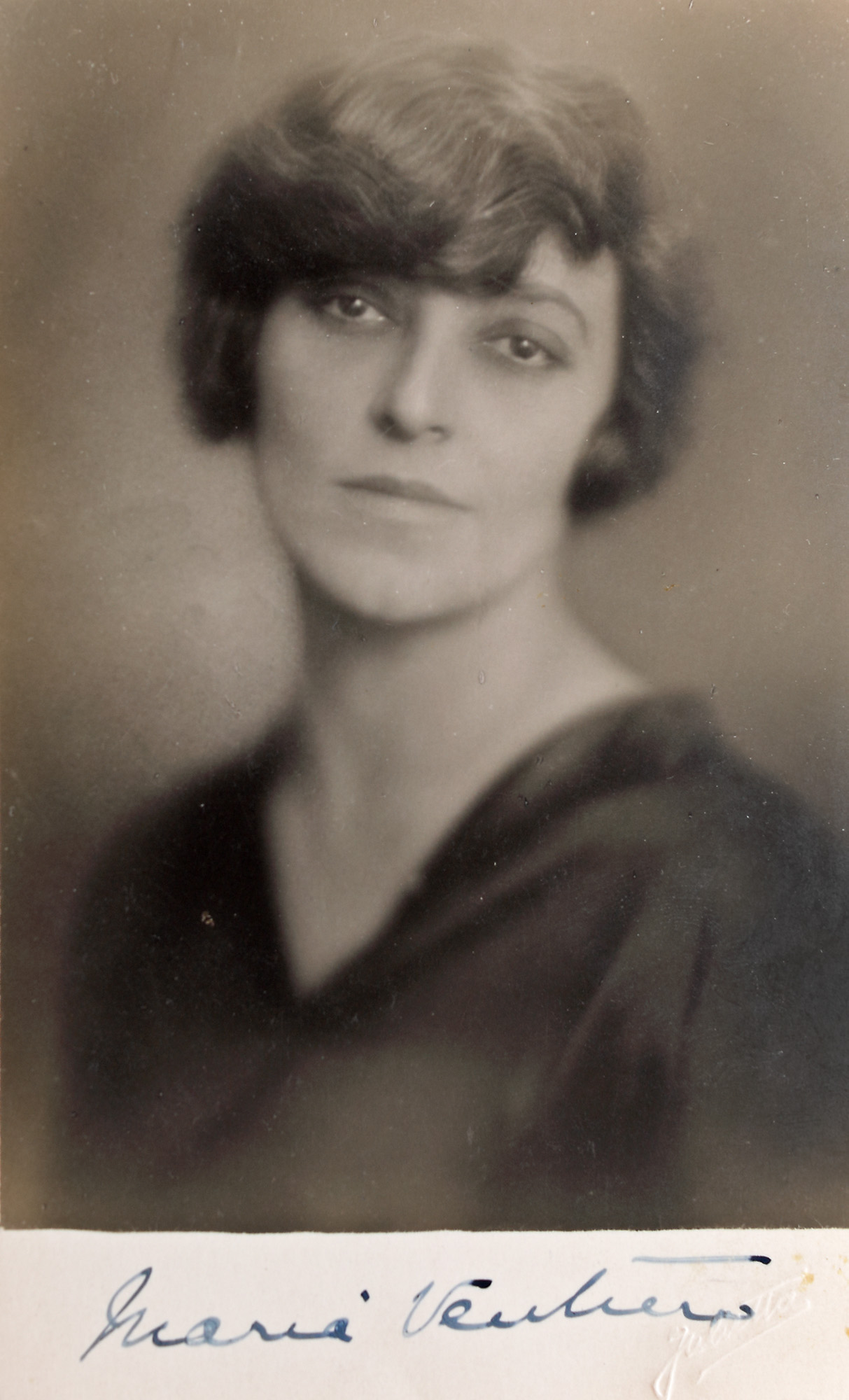 Maria Ventura, photograph, first half of the 20th century, with the handwritten signature of the actress