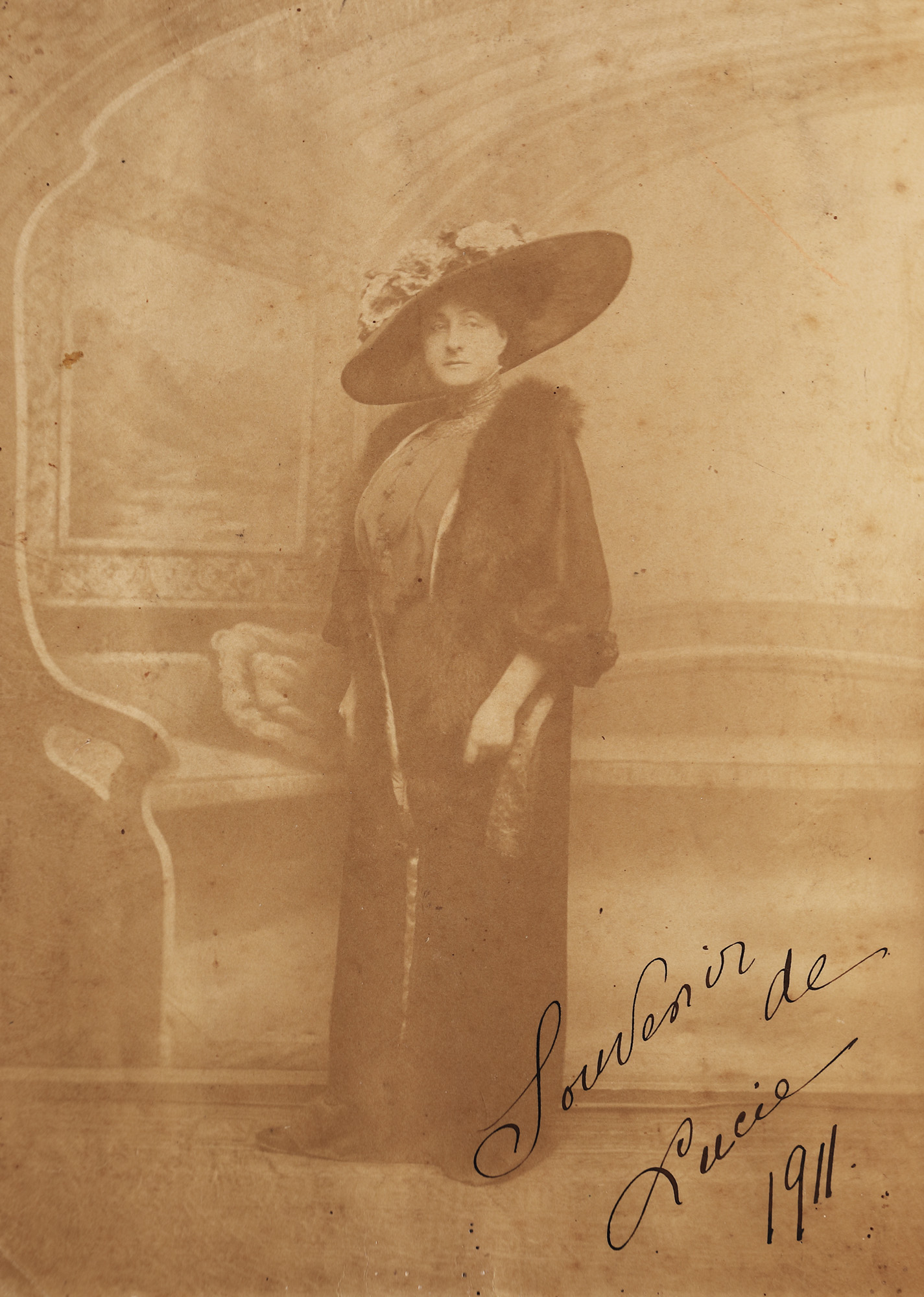 Fotografie ilustând-o pe celebra actriță Lucia Sturdza-Bulandra, 1911, cu semnătura olografă, piesă rară, de colecție
